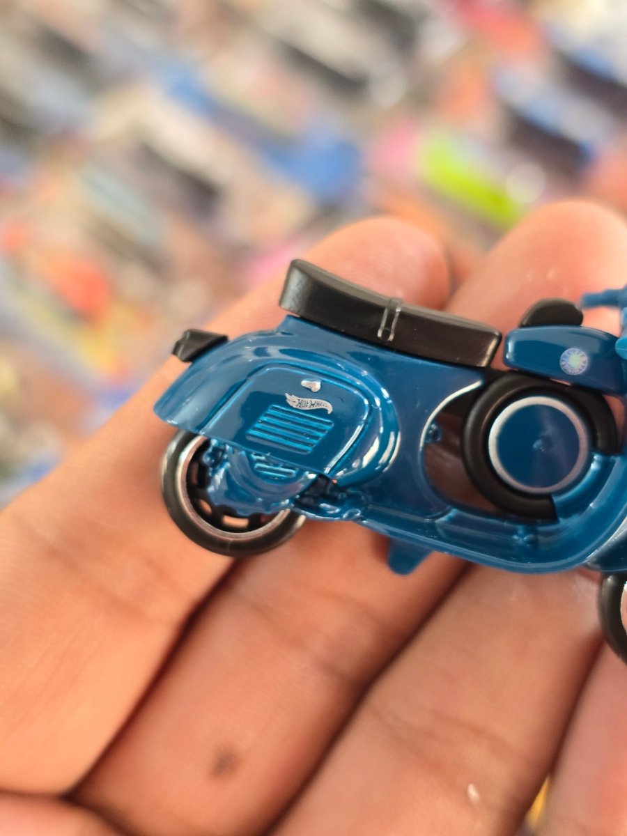 Hot Wheels 1966 Vespa 90 SS Super Sprint Scooter (Uncarded) - Kinder Logs