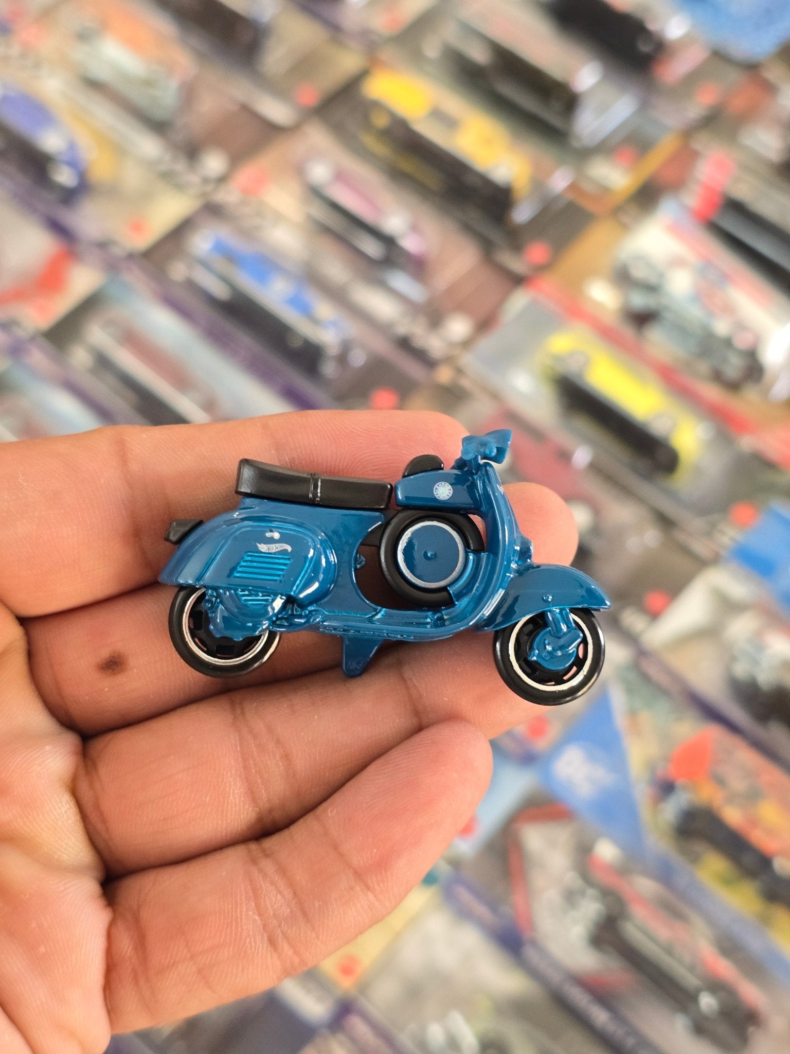 Hot Wheels 1966 Vespa 90 SS Super Sprint Scooter (Uncarded) - Kinder Logs