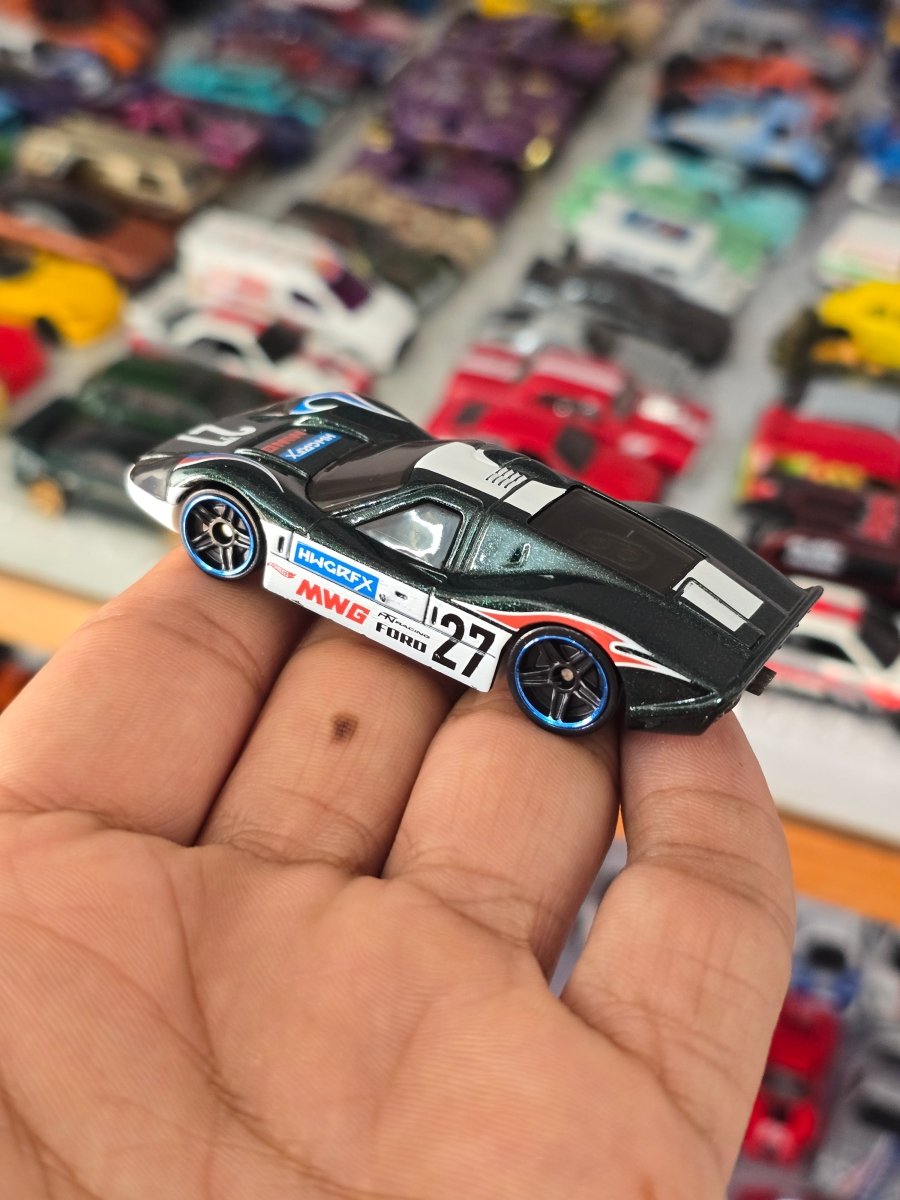 Hot Wheels 1967 Ford GT40 MKIV - Dark Green (Uncarded) - Kinder Logs