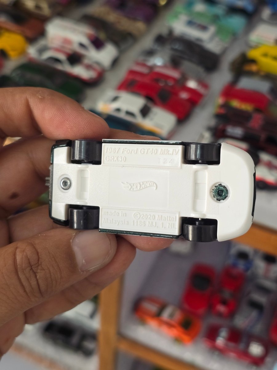 Hot Wheels 1967 Ford GT40 MKIV - Dark Green (Uncarded) - Kinder Logs