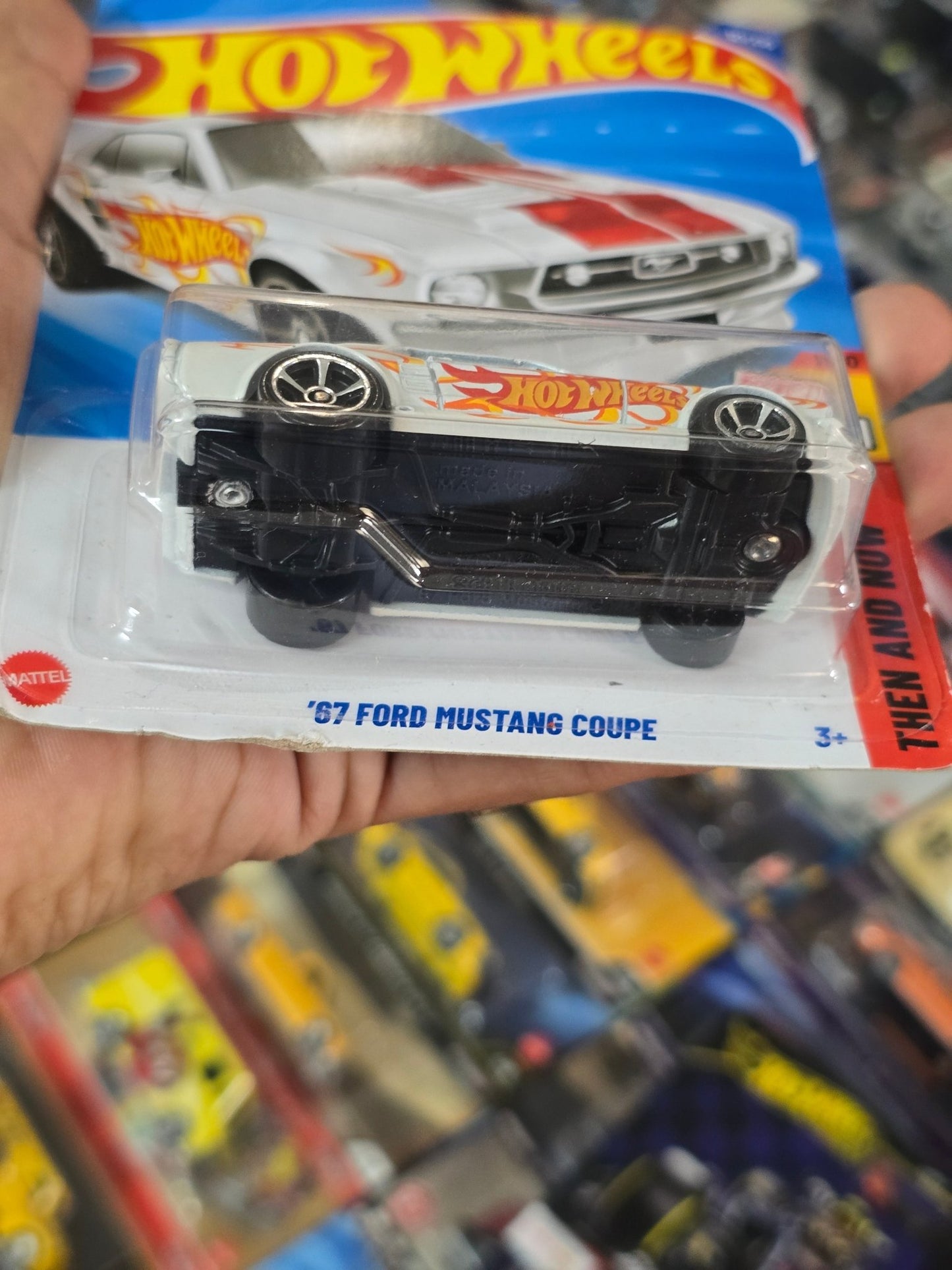 Hot Wheels 1967 Ford Mustang Coupe - White (Imported) - Kinder Logs