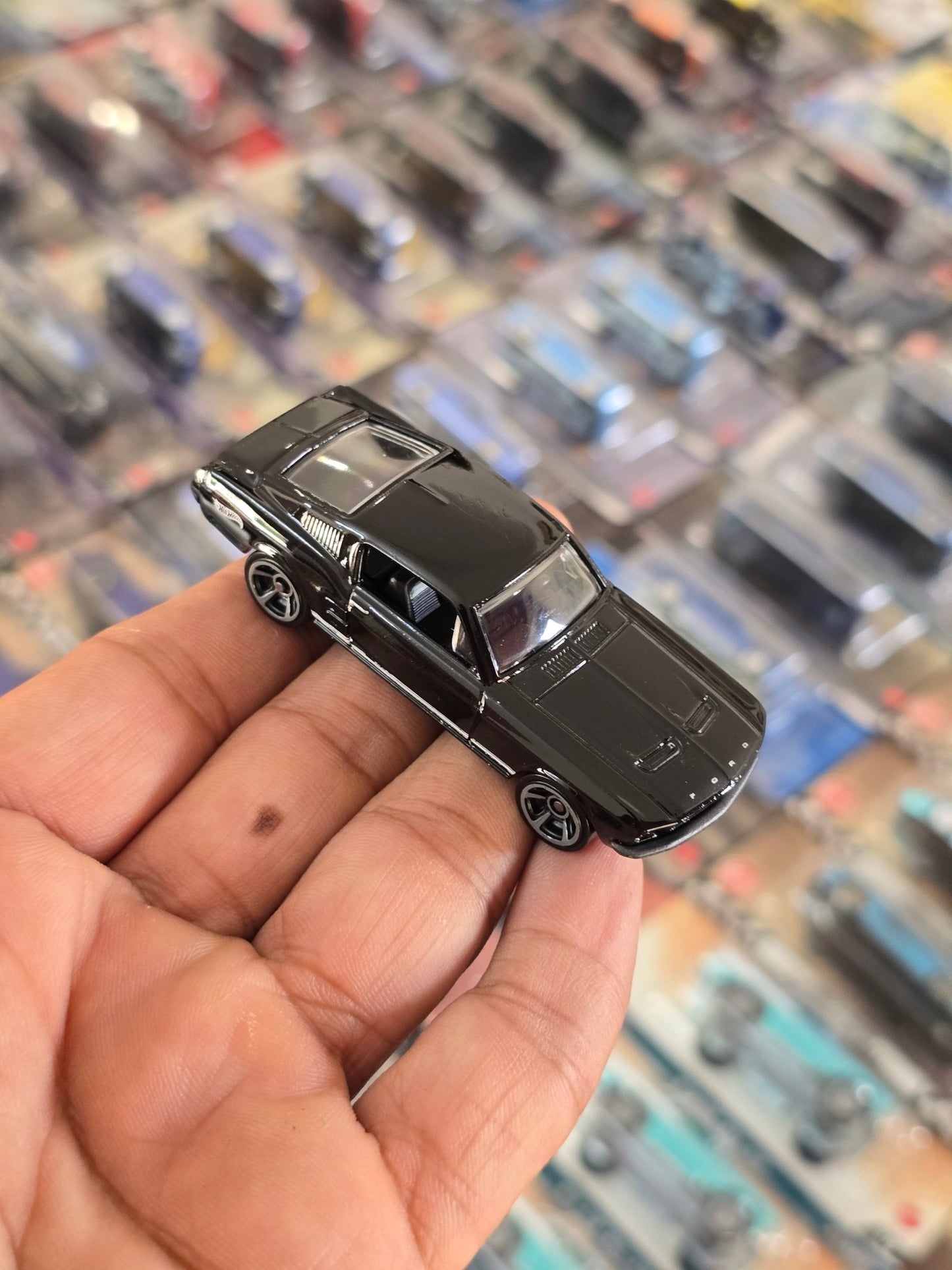 Hot Wheels 1967 Ford Mustang R7520 - Black (Uncarded) - Kinder Logs