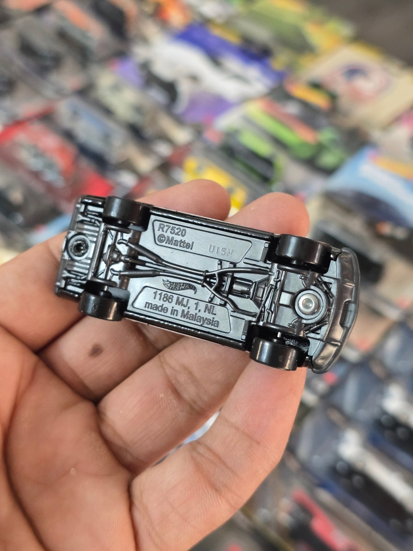 Hot Wheels 1967 Ford Mustang R7520 - Black (Uncarded) - Kinder Logs