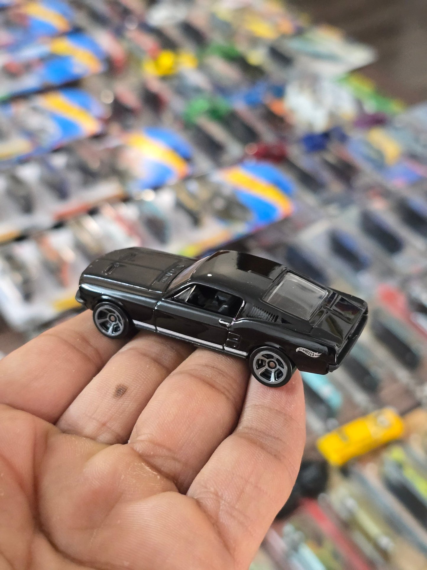 Hot Wheels 1967 Ford Mustang R7520 - Black (Uncarded) - Kinder Logs