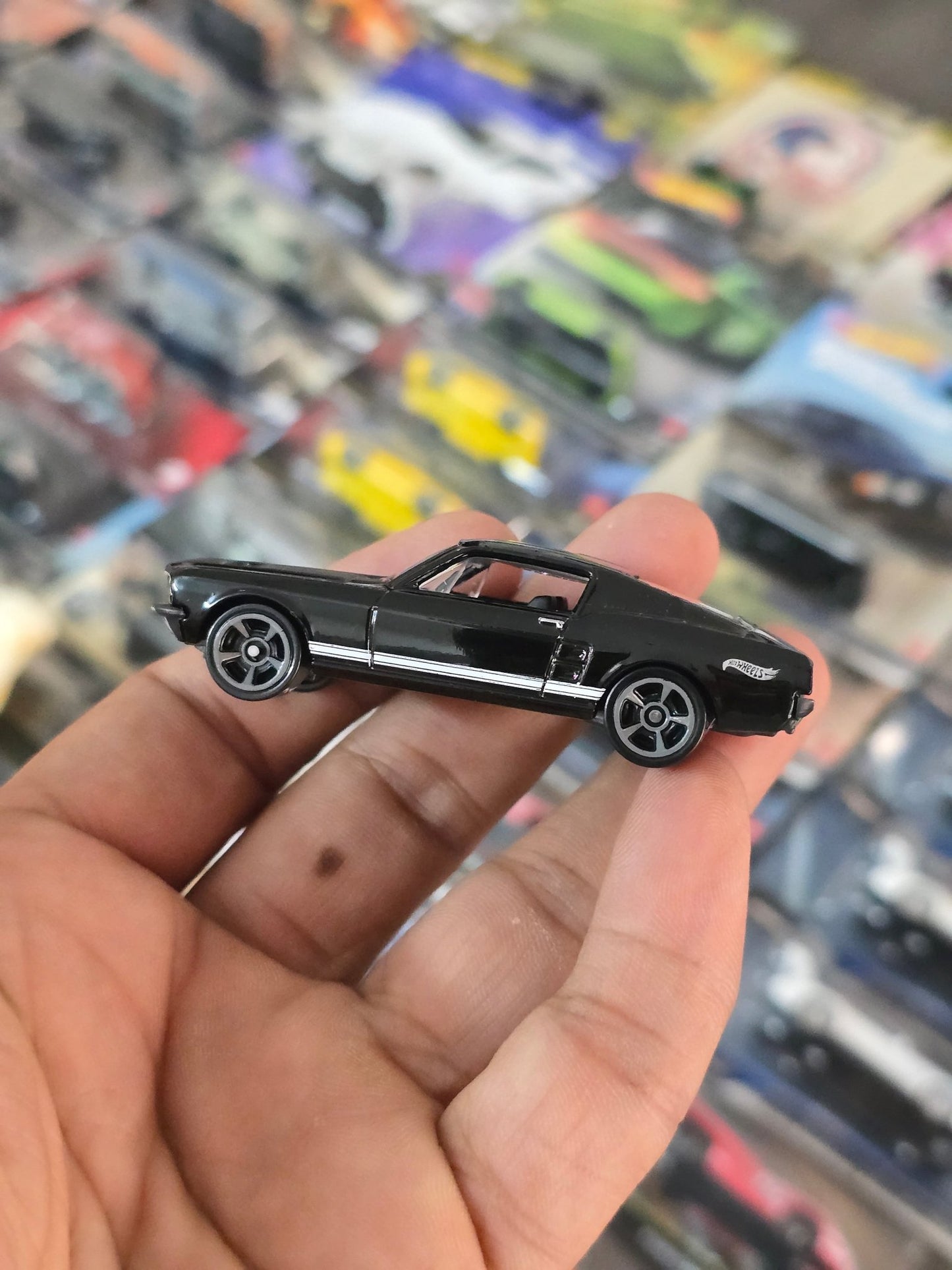 Hot Wheels 1967 Ford Mustang R7520 - Black (Uncarded) - Kinder Logs