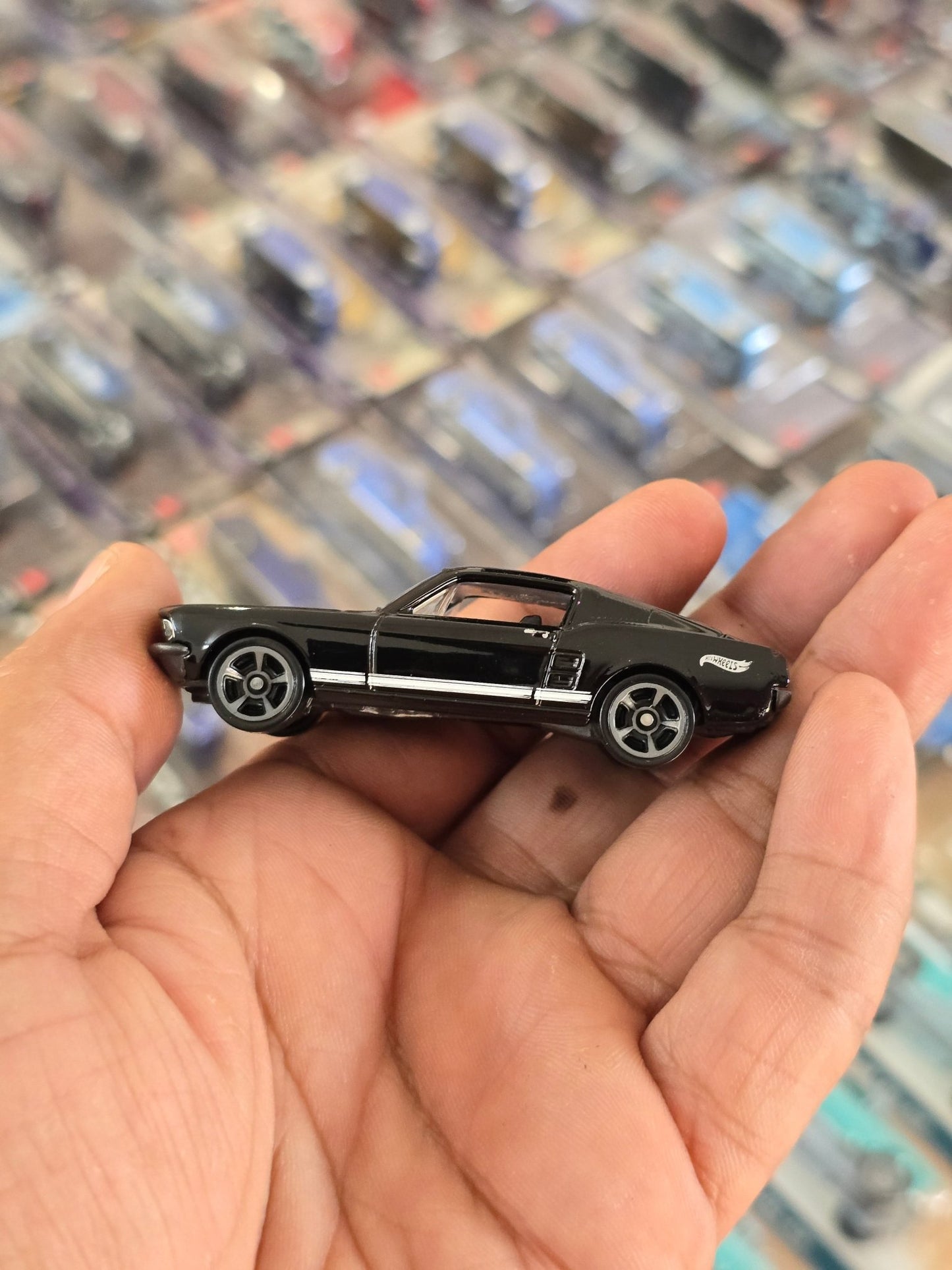 Hot Wheels 1967 Ford Mustang R7520 - Black (Uncarded) - Kinder Logs
