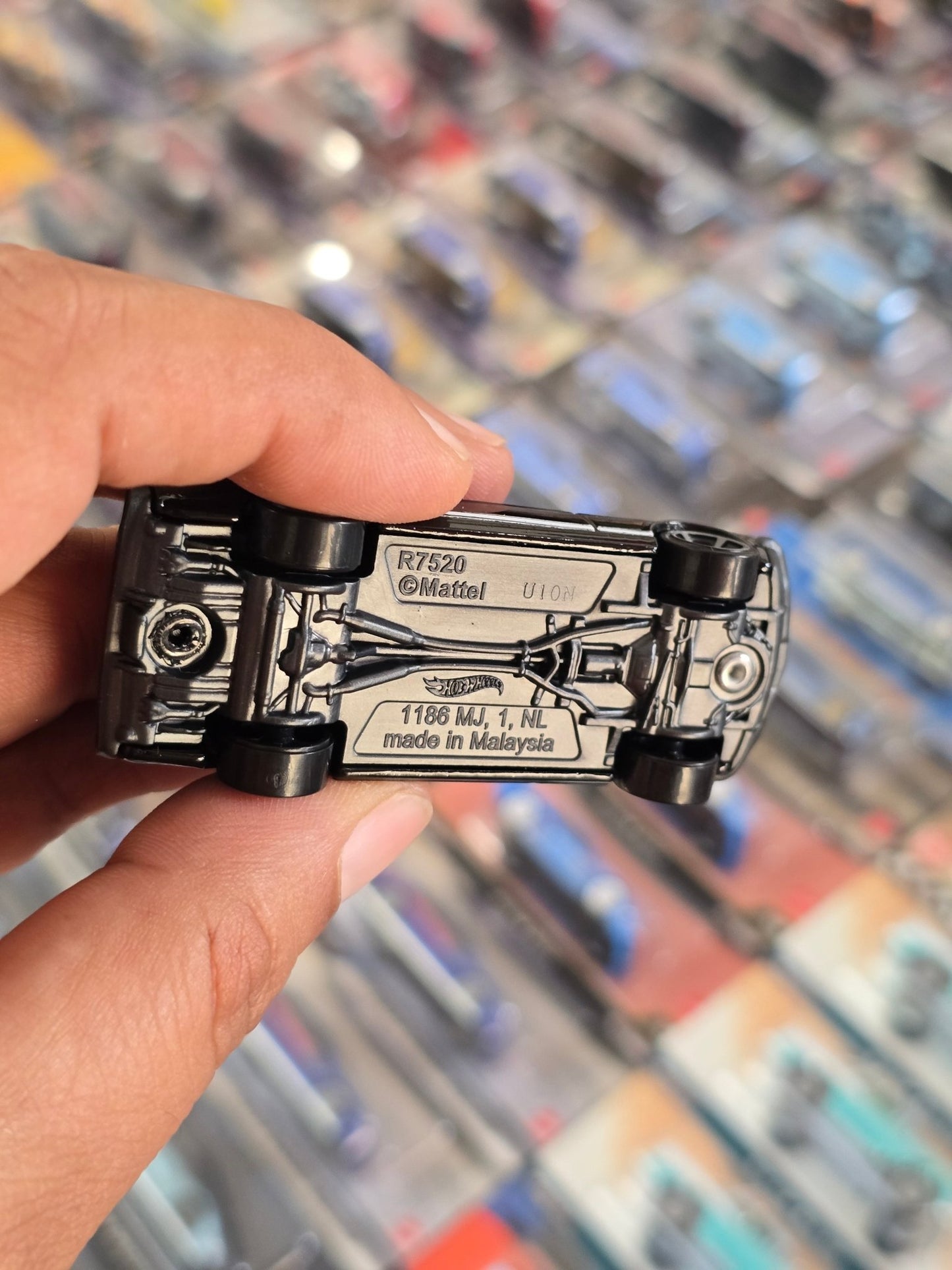 Hot Wheels 1967 Ford Mustang R7520 - Black (Uncarded) - Kinder Logs