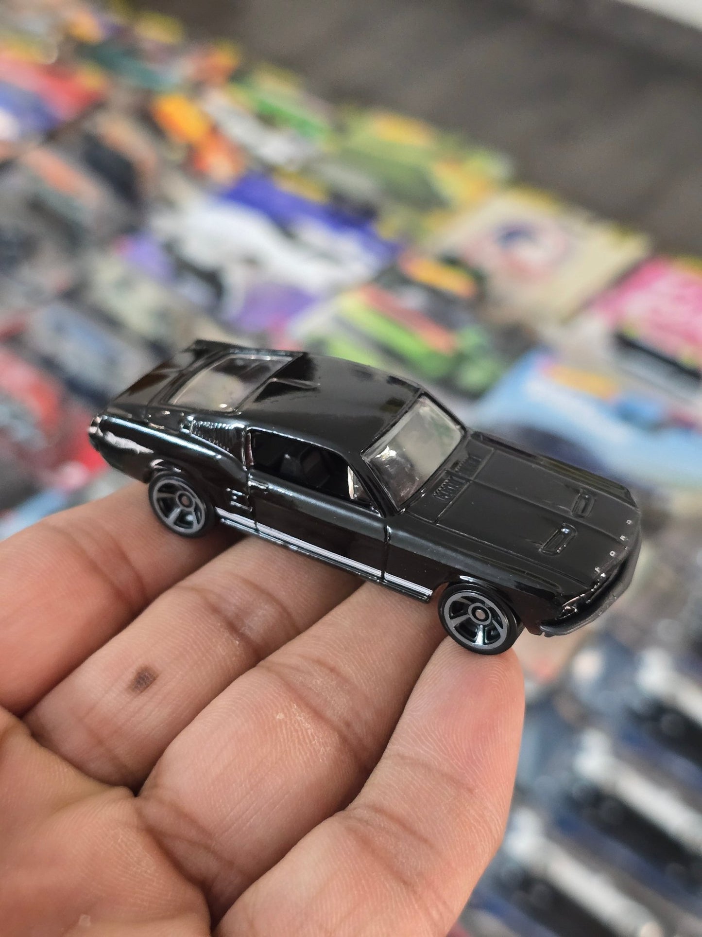 Hot Wheels 1967 Ford Mustang R7520 - Black (Uncarded) - Kinder Logs