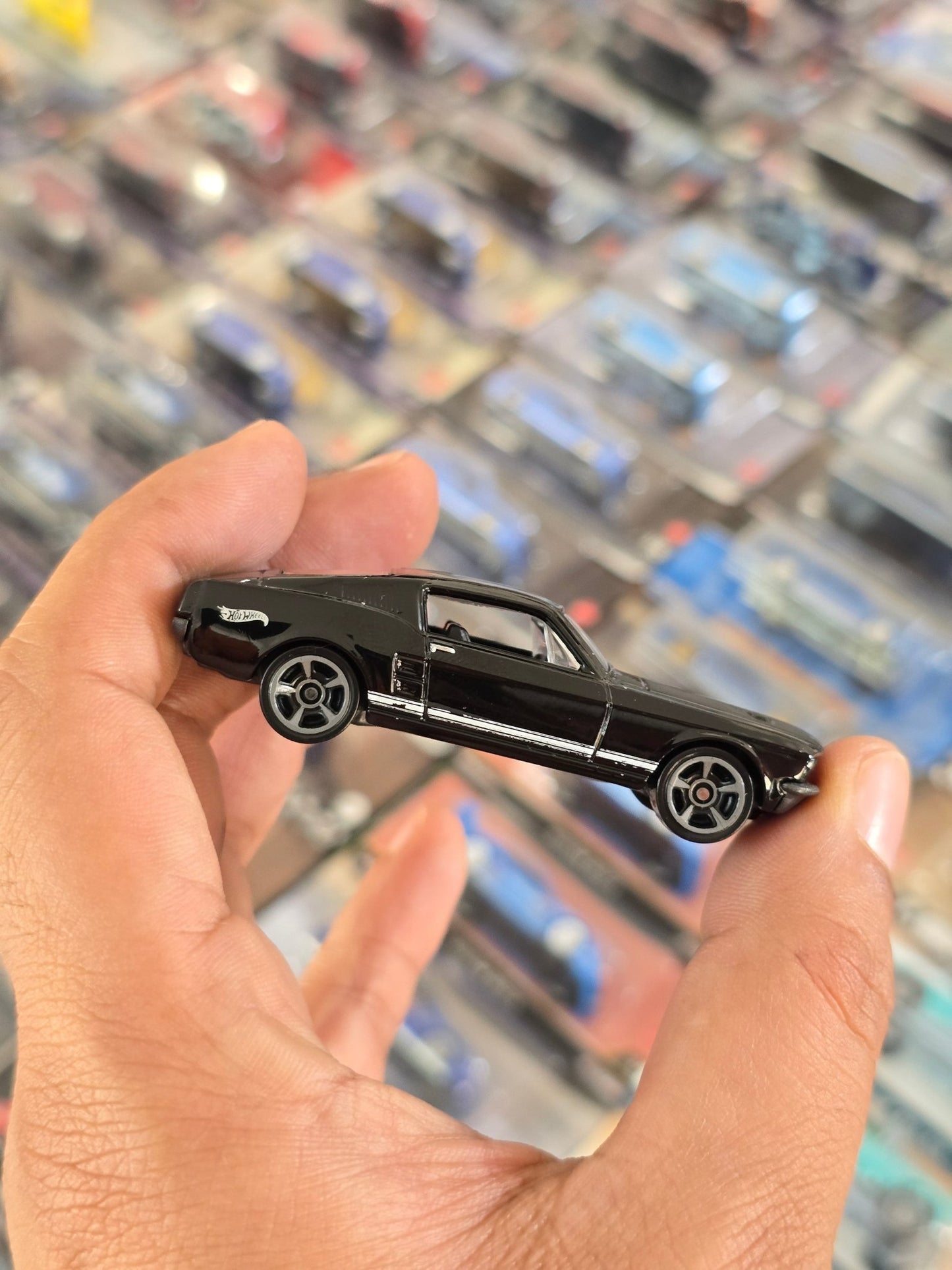 Hot Wheels 1967 Ford Mustang R7520 - Black (Uncarded) - Kinder Logs
