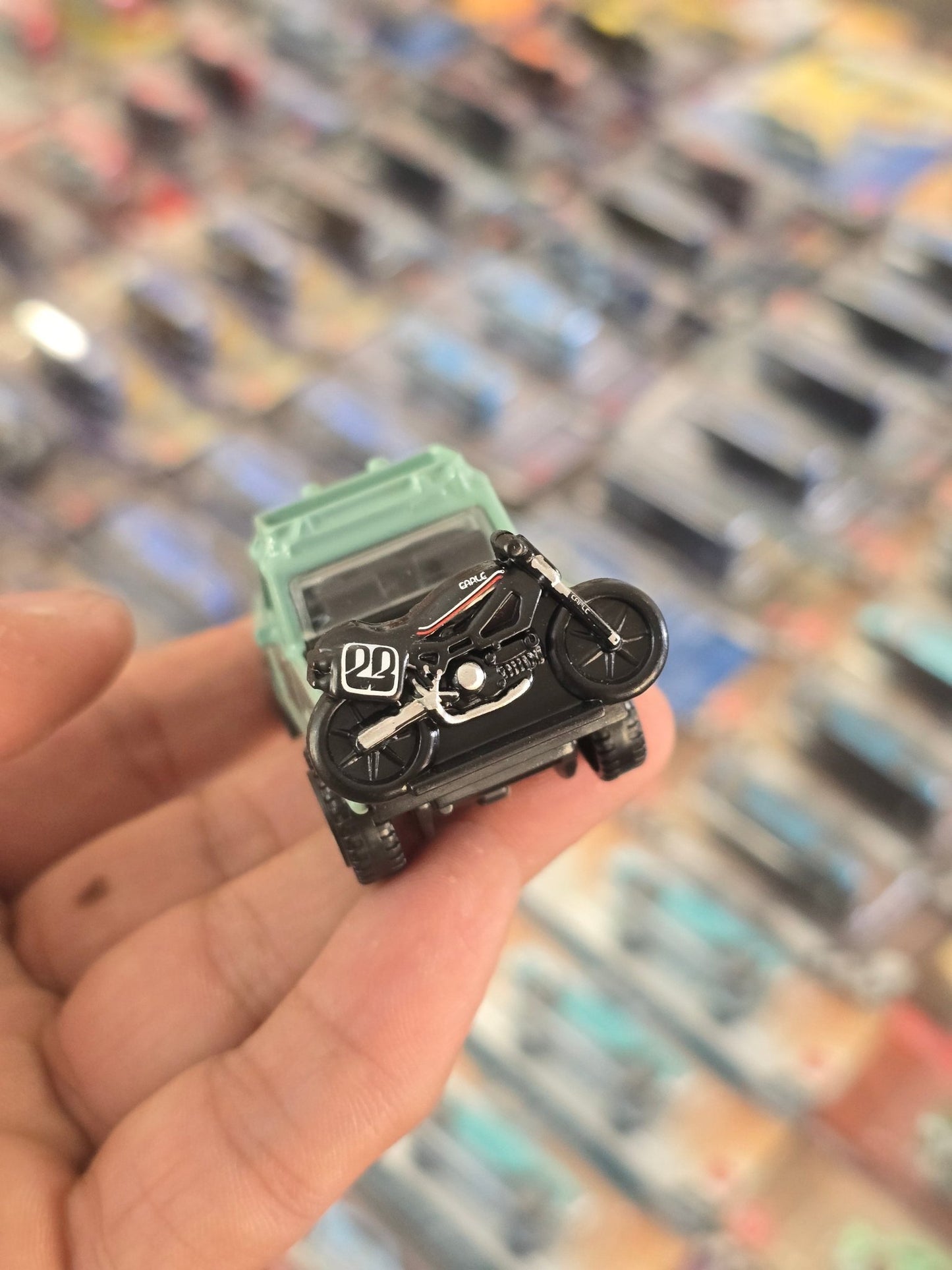 Hot Wheels 1967 Jeepster Commando - Green (Uncarded) - Kinder Logs