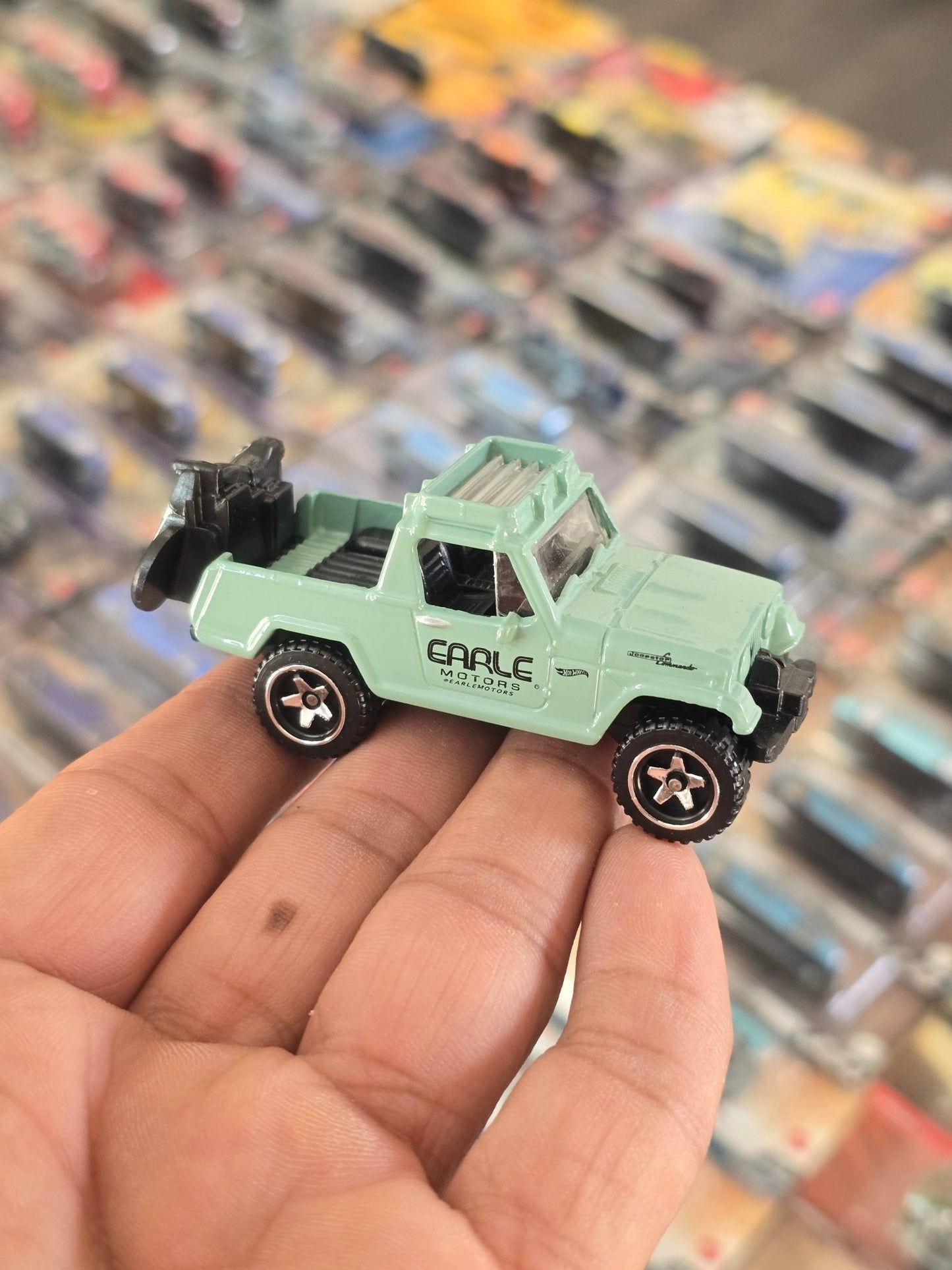 Hot Wheels 1967 Jeepster Commando - Green (Uncarded) - Kinder Logs