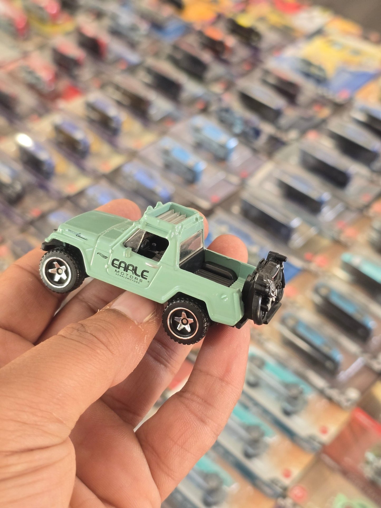 Hot Wheels 1967 Jeepster Commando - Green (Uncarded) - Kinder Logs
