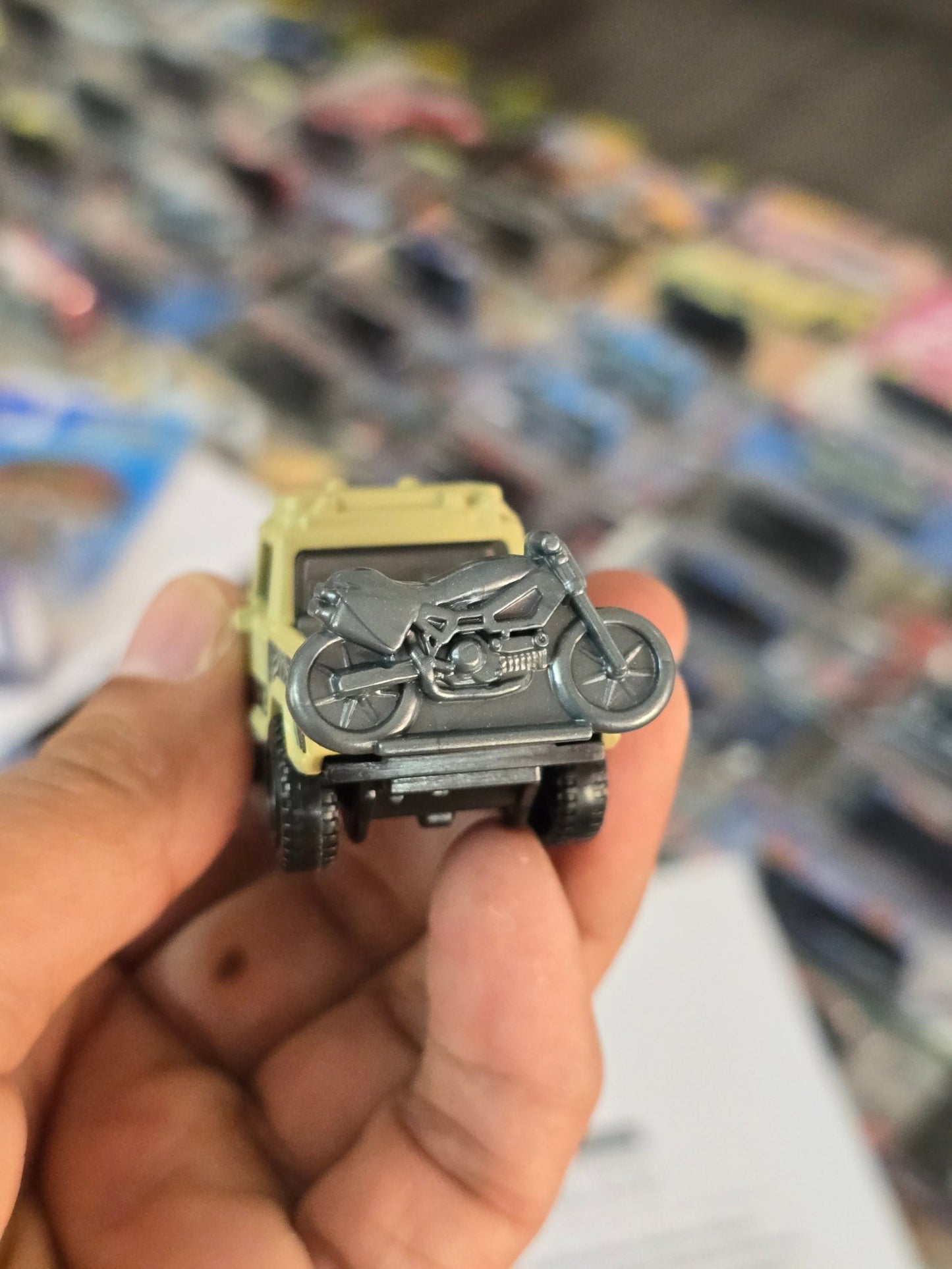 Hot Wheels 1967 Jeepster Commando - Uncarded (Imported) - Kinder Logs