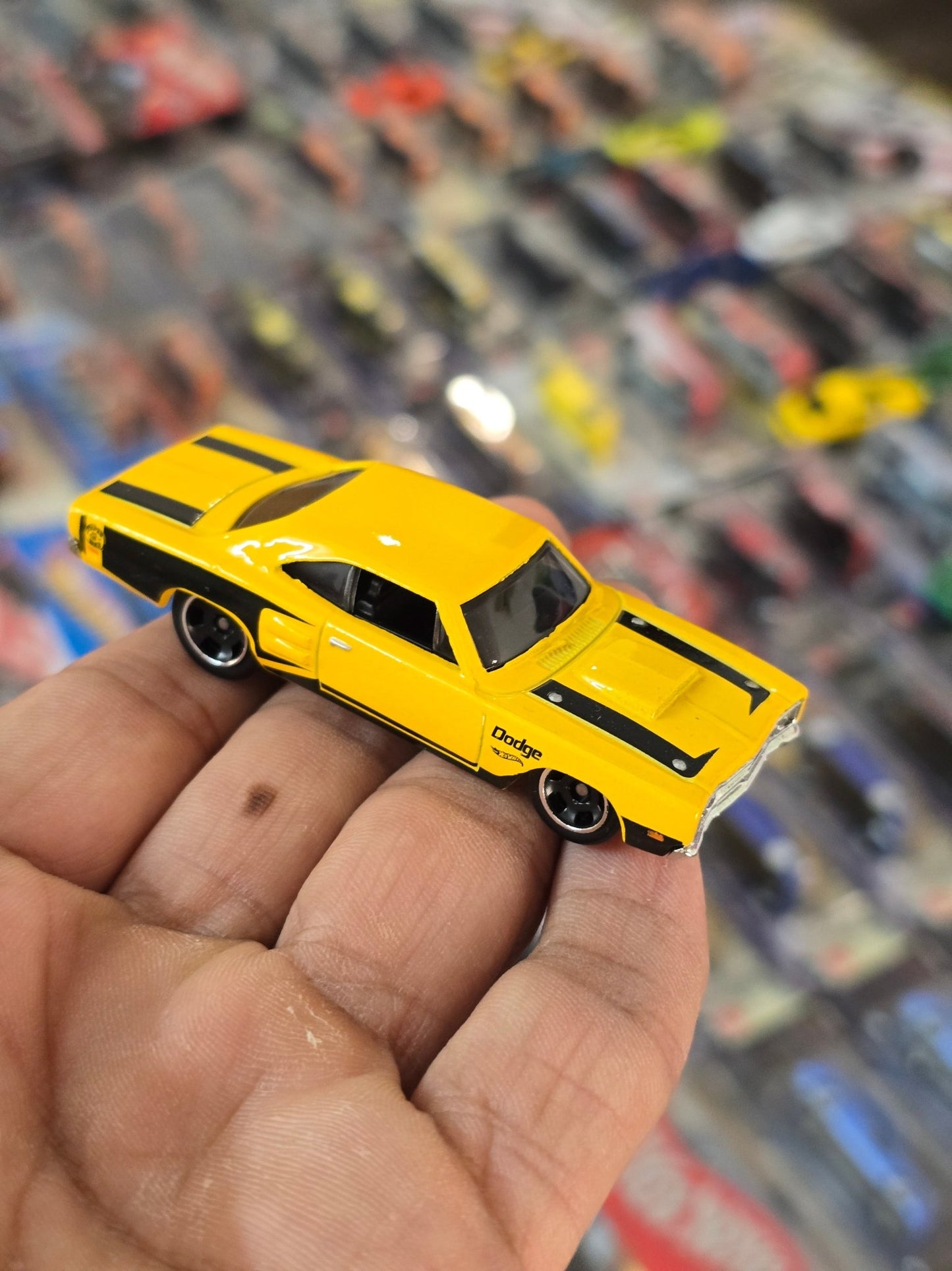 Hot Wheels 1969 Dodge Coronet Superbee L9920 - Yellow (Uncarded) - Kinder Logs