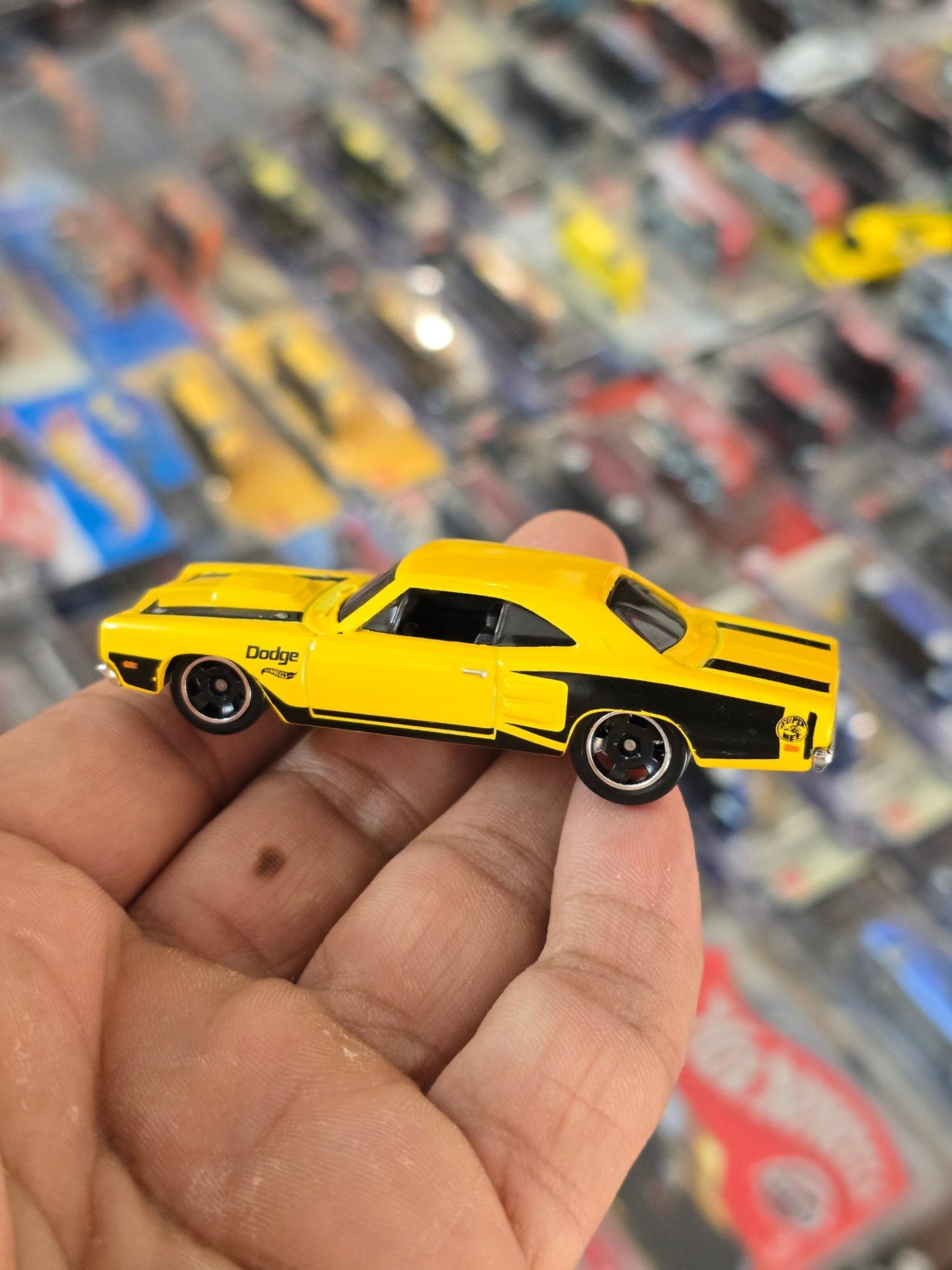 Hot Wheels 1969 Dodge Coronet Superbee L9920 - Yellow (Uncarded) - Kinder Logs