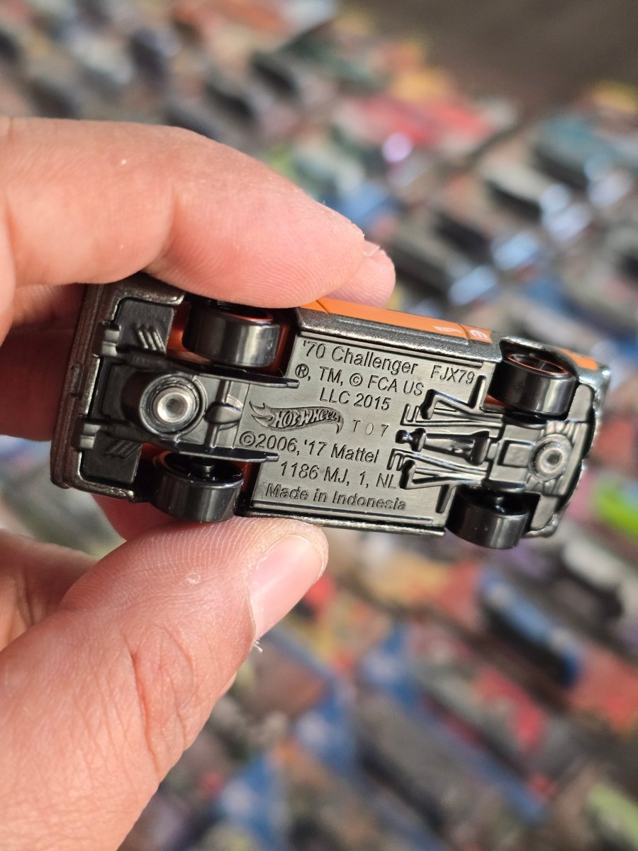 Hot Wheels 1970 Dodge Hemi Challenger Mopar (Uncarded) - Kinder Logs