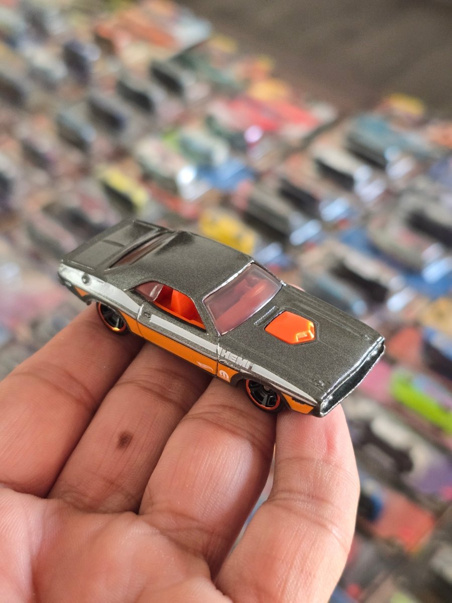 Hot Wheels 1970 Dodge Hemi Challenger Mopar (Uncarded) - Kinder Logs