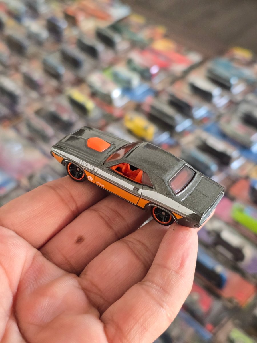 Hot Wheels 1970 Dodge Hemi Challenger Mopar (Uncarded) - Kinder Logs