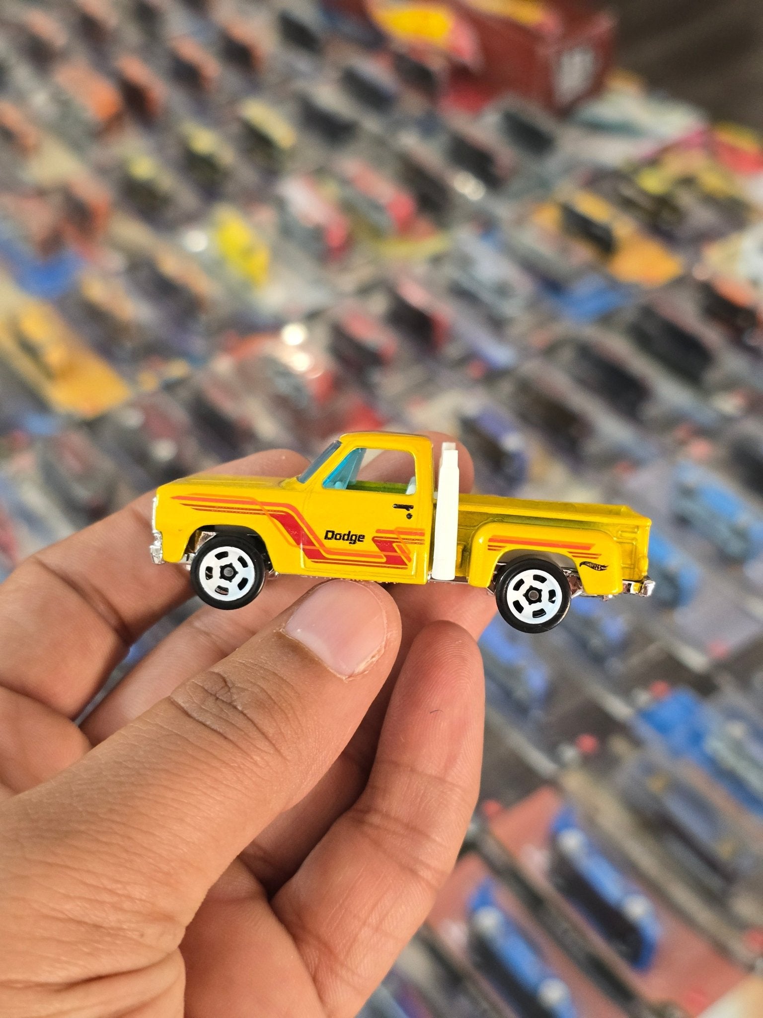 Hot Wheels 1978 Dodge Li'l Red Express Mopar - Yellow (Uncarded) - Kinder Logs