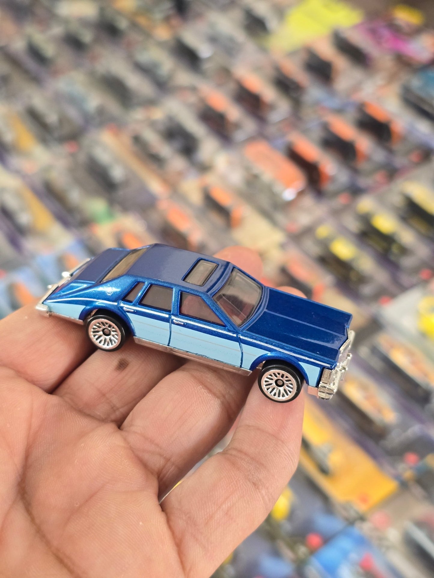 Hot Wheels 1982 Cadillac Seville (Uncarded) - Kinder Logs