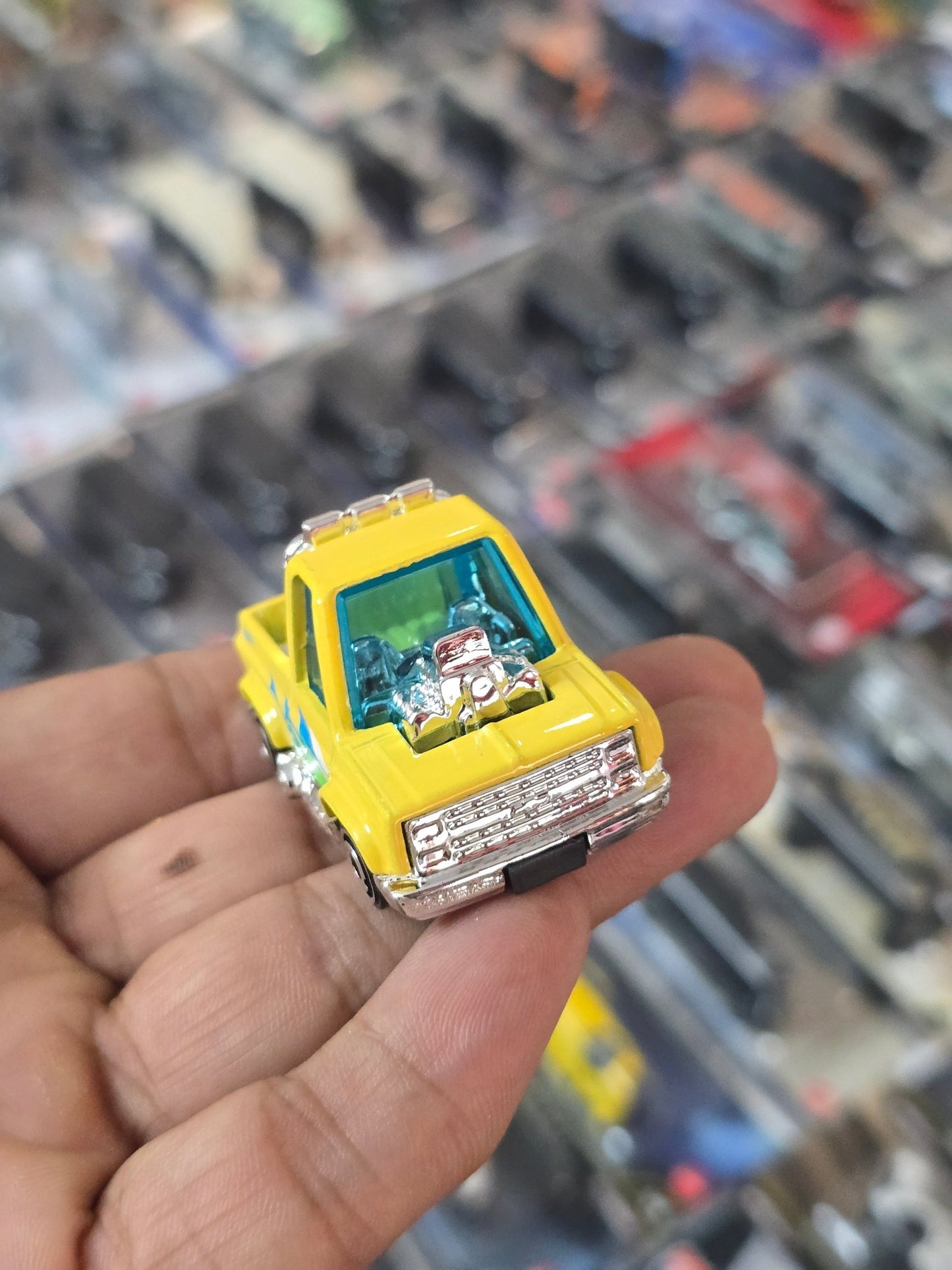 Hot Wheels 1983 Chevrolet Silverado Tooned - Yellow (Uncarded) - Kinder Logs
