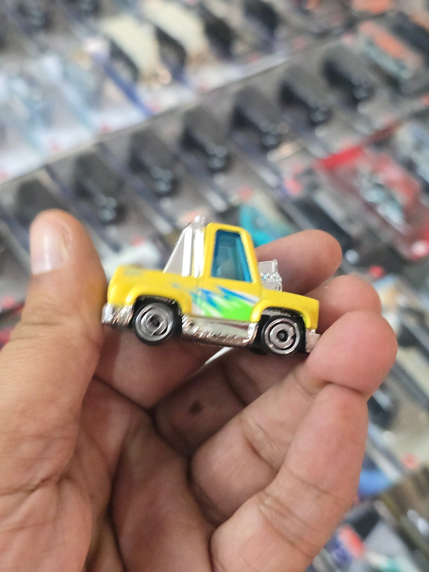 Hot Wheels 1983 Chevrolet Silverado Tooned - Yellow (Uncarded) - Kinder Logs