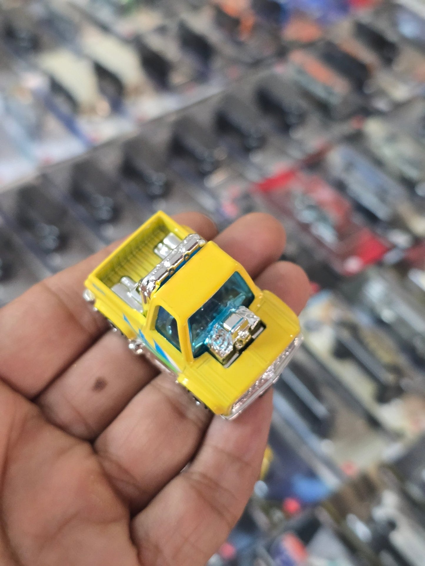 Hot Wheels 1983 Chevrolet Silverado Tooned - Yellow (Uncarded) - Kinder Logs