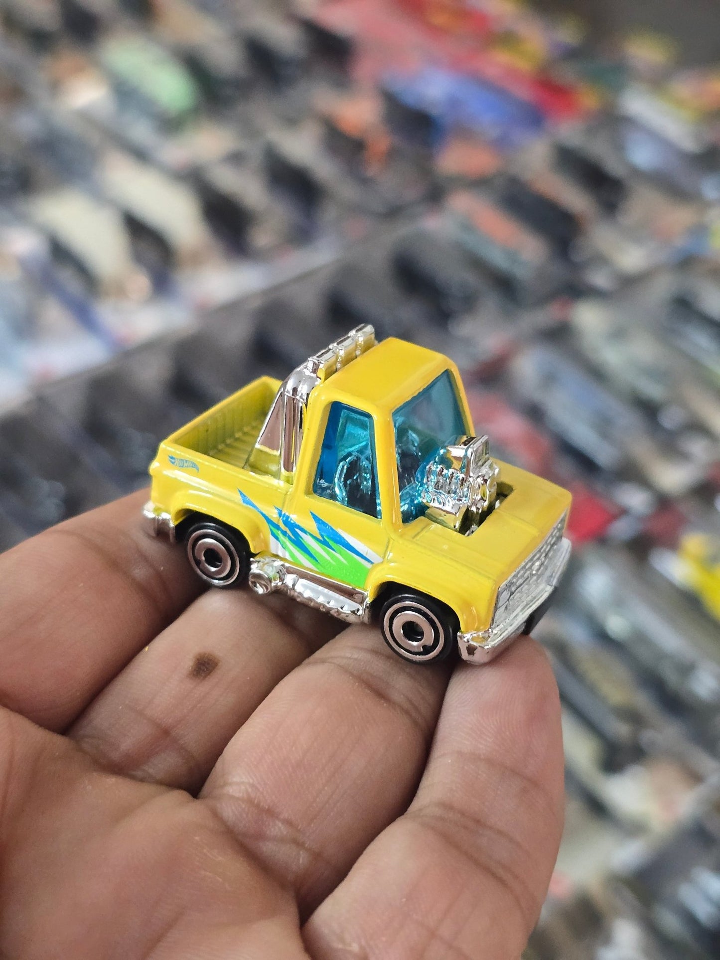 Hot Wheels 1983 Chevrolet Silverado Tooned - Yellow (Uncarded) - Kinder Logs