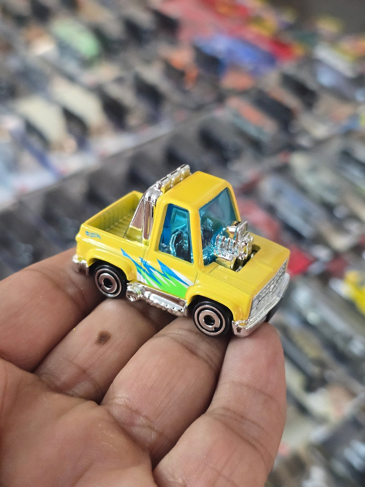 Hot Wheels 1983 Chevrolet Silverado Tooned - Yellow (Uncarded) - Kinder Logs