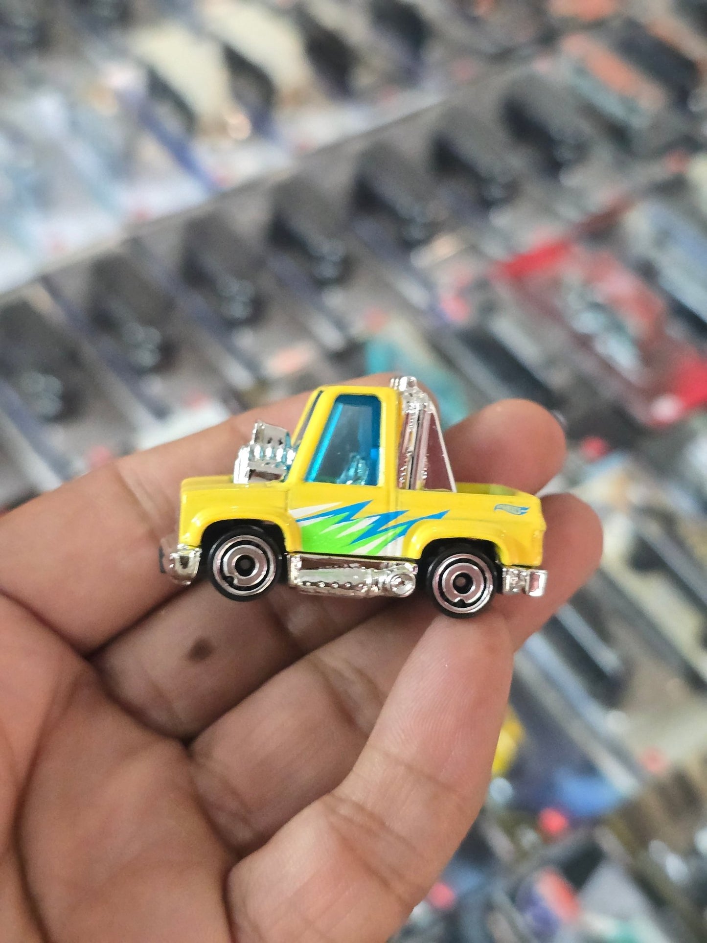 Hot Wheels 1983 Chevrolet Silverado Tooned - Yellow (Uncarded) - Kinder Logs