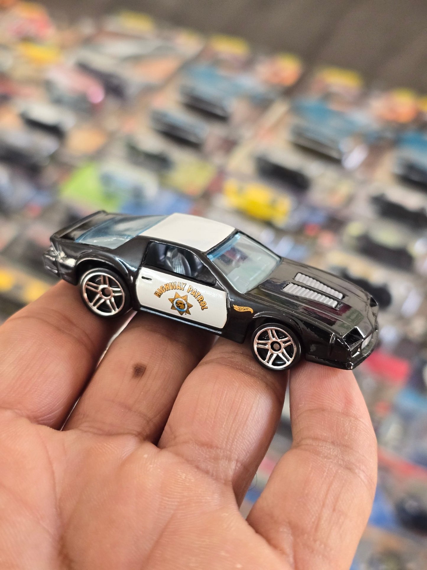 Hot Wheels 1985 Chevrolet Camaro Police Car (Uncarded) - Kinder Logs