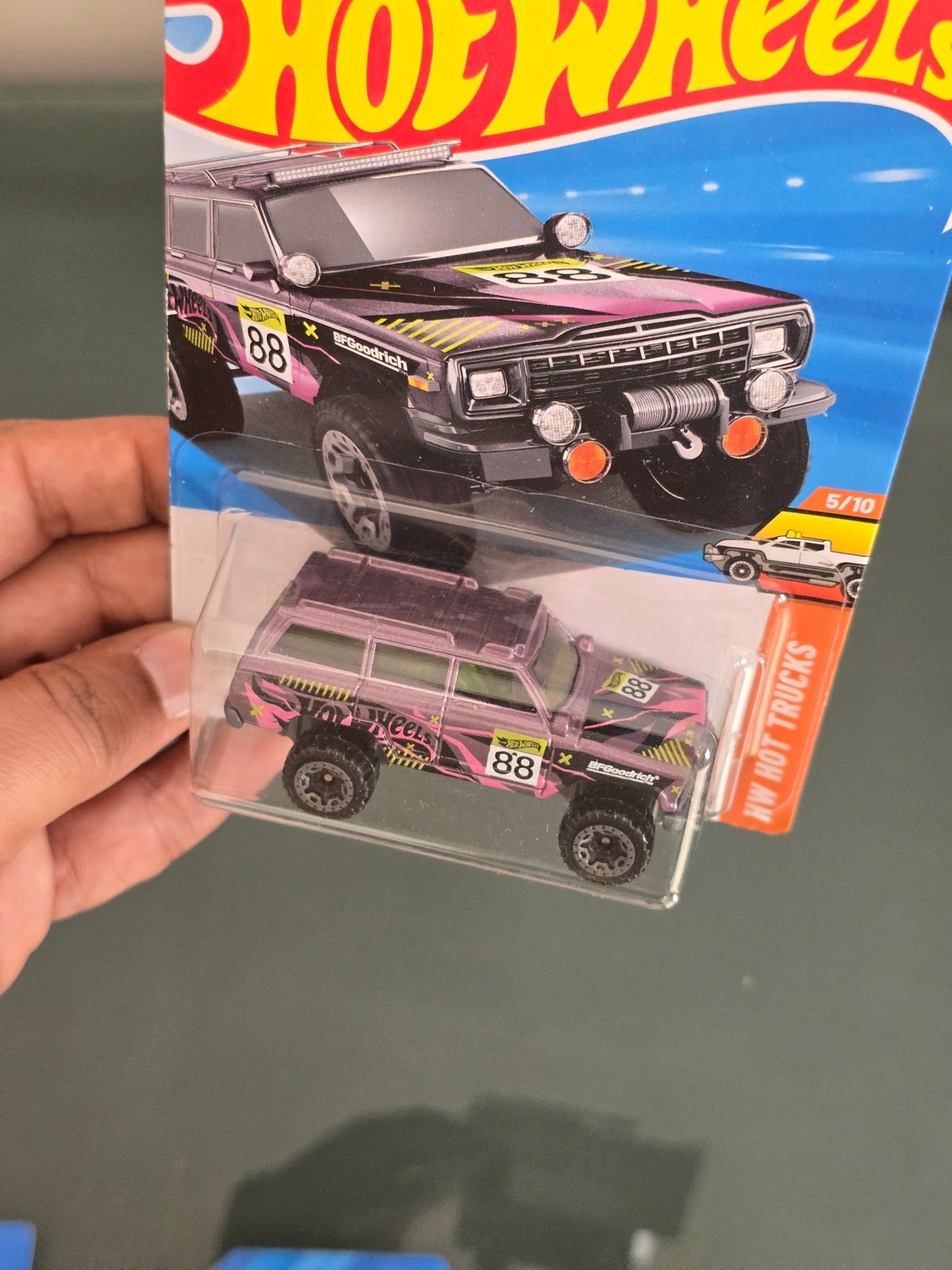 Hot Wheels 1988 Jeep Wagoneer (Imported) - Kinder Logs