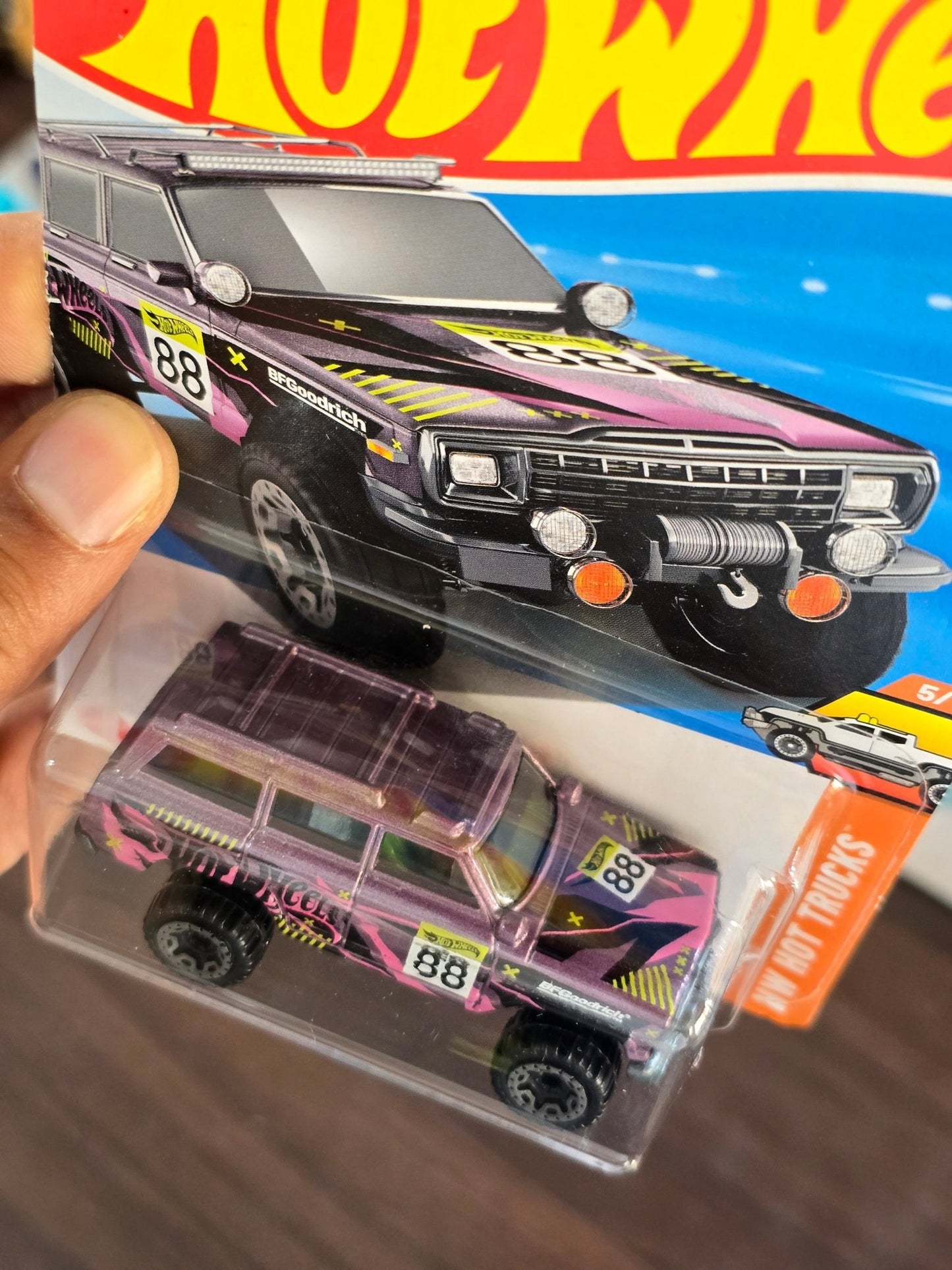 Hot Wheels 1988 Jeep Wagoneer (Imported) - Kinder Logs