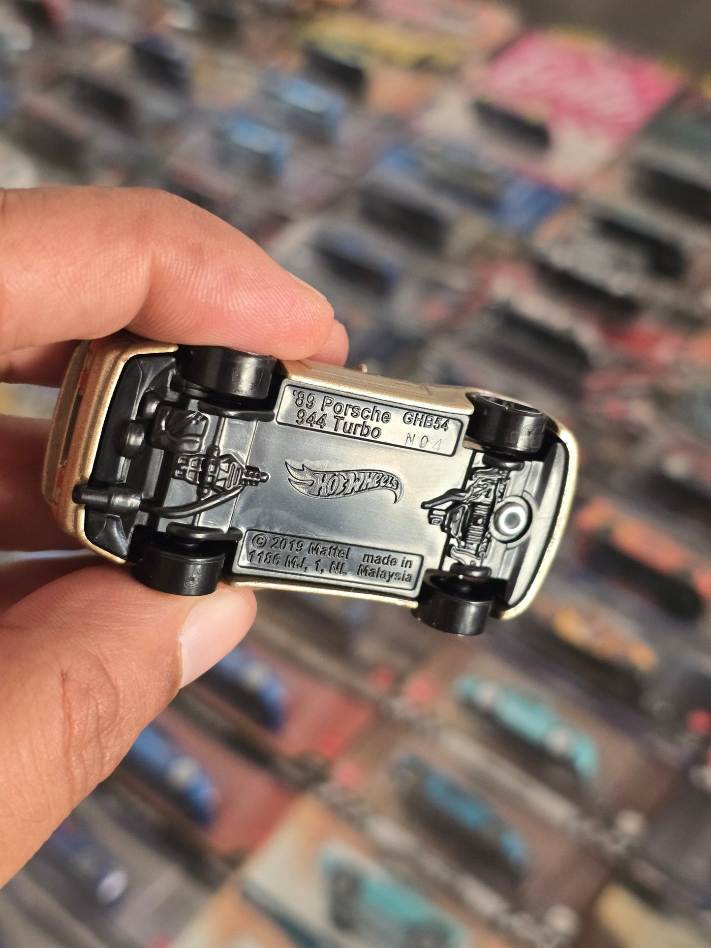 Hot Wheels 1989 Porsche 944 Turbo - Gold (2020 Card) - Kinder Logs