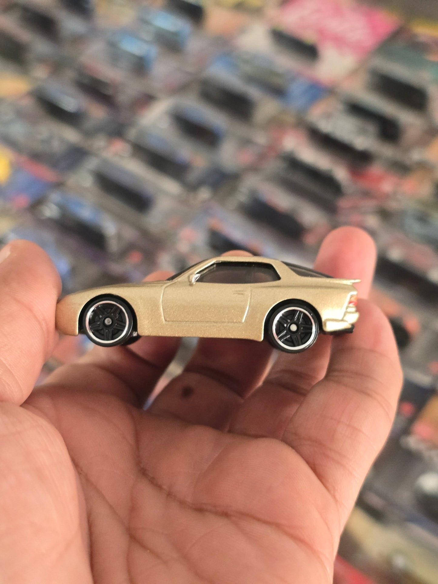 Hot Wheels 1989 Porsche 944 Turbo - Gold (2020 Card) - Kinder Logs