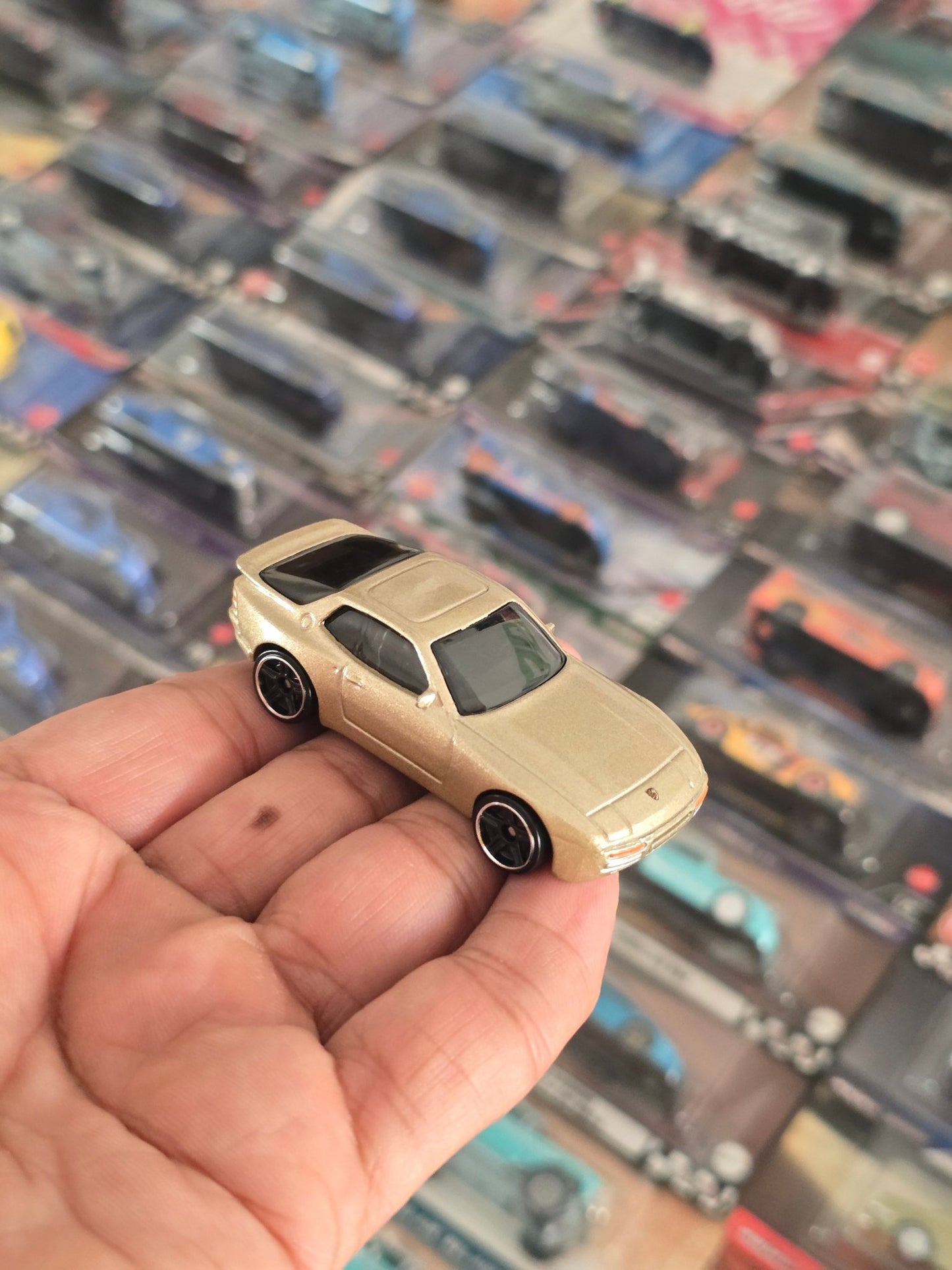 Hot Wheels 1989 Porsche 944 Turbo - Gold (2020 Card) - Kinder Logs