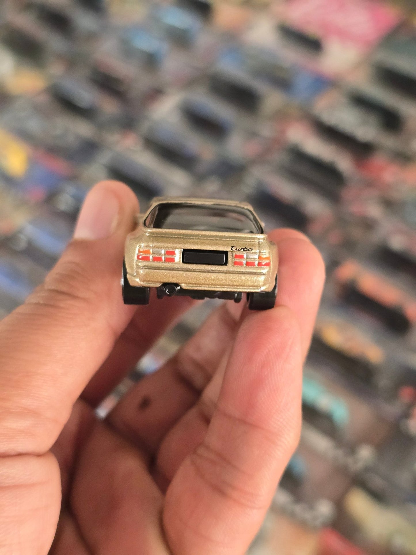 Hot Wheels 1989 Porsche 944 Turbo - Gold (2020 Card) - Kinder Logs