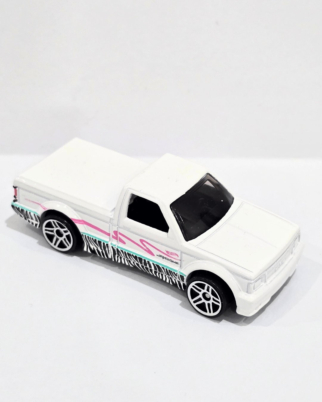 Hot Wheels 1991 GMC Syclone - White (Uncarded) - Kinder Logs