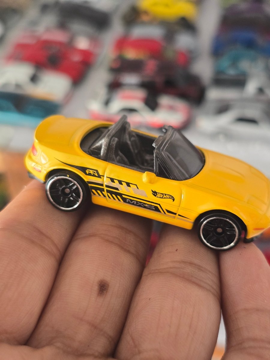 Hot Wheels 1991 Mazda MX - 5 Miata - Yellow (Uncarded) - Kinder Logs