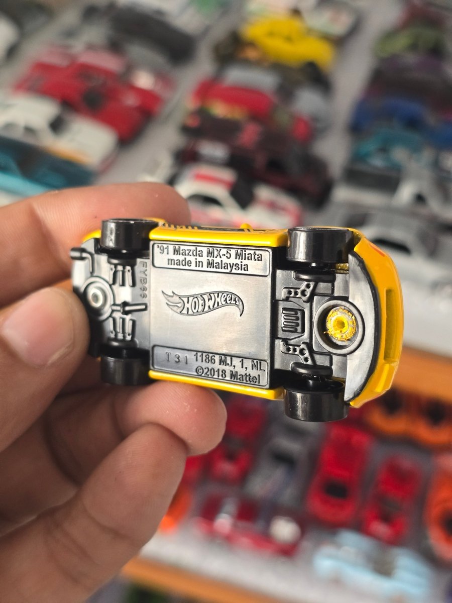 Hot Wheels 1991 Mazda MX - 5 Miata - Yellow (Uncarded) - Kinder Logs