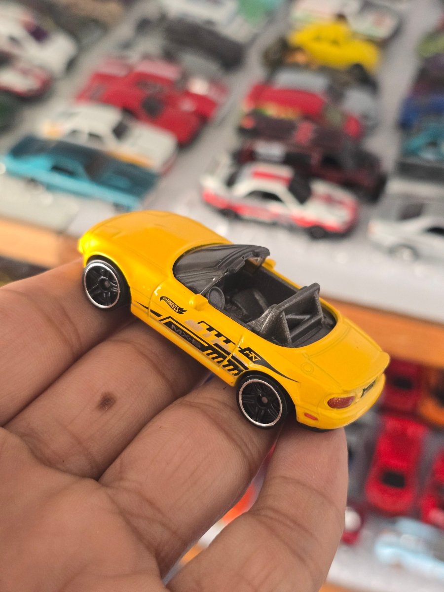 Hot Wheels 1991 Mazda MX - 5 Miata - Yellow (Uncarded) - Kinder Logs