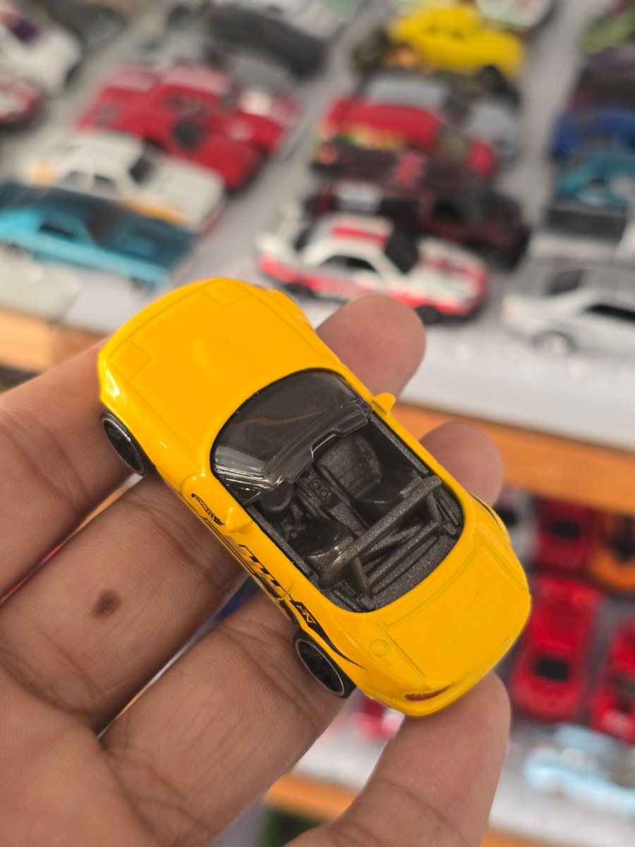 Hot Wheels 1991 Mazda MX - 5 Miata - Yellow (Uncarded) - Kinder Logs