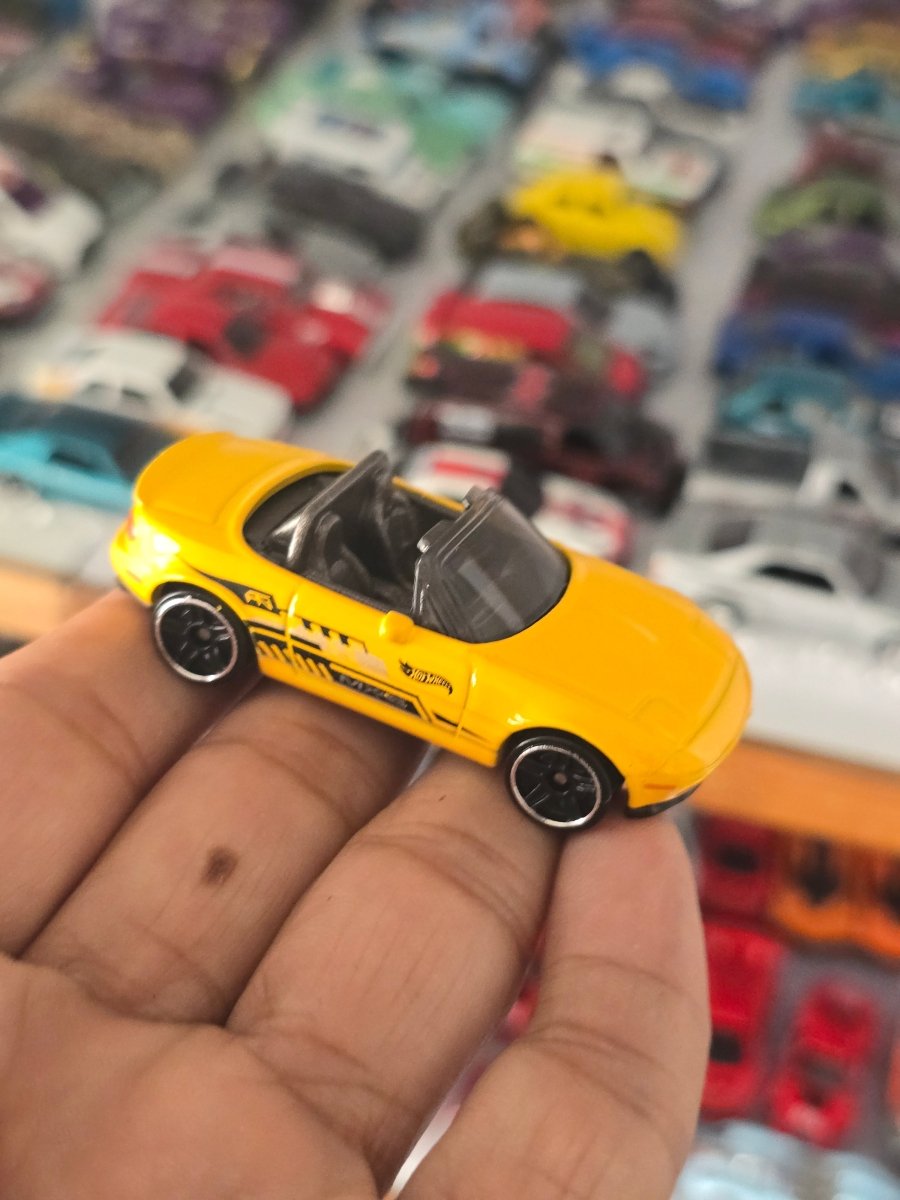 Hot Wheels 1991 Mazda MX - 5 Miata - Yellow (Uncarded) - Kinder Logs