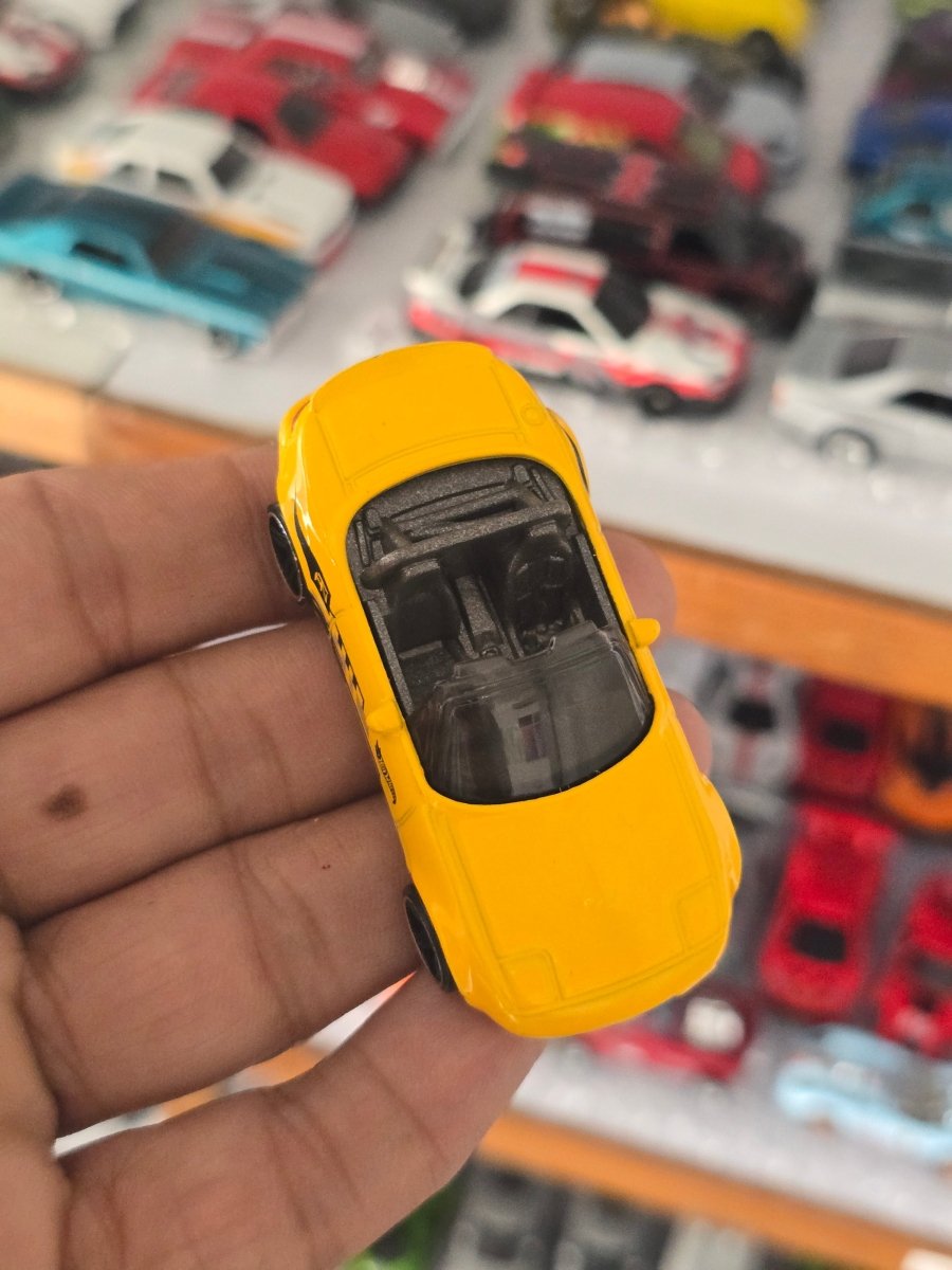Hot Wheels 1991 Mazda MX - 5 Miata - Yellow (Uncarded) - Kinder Logs
