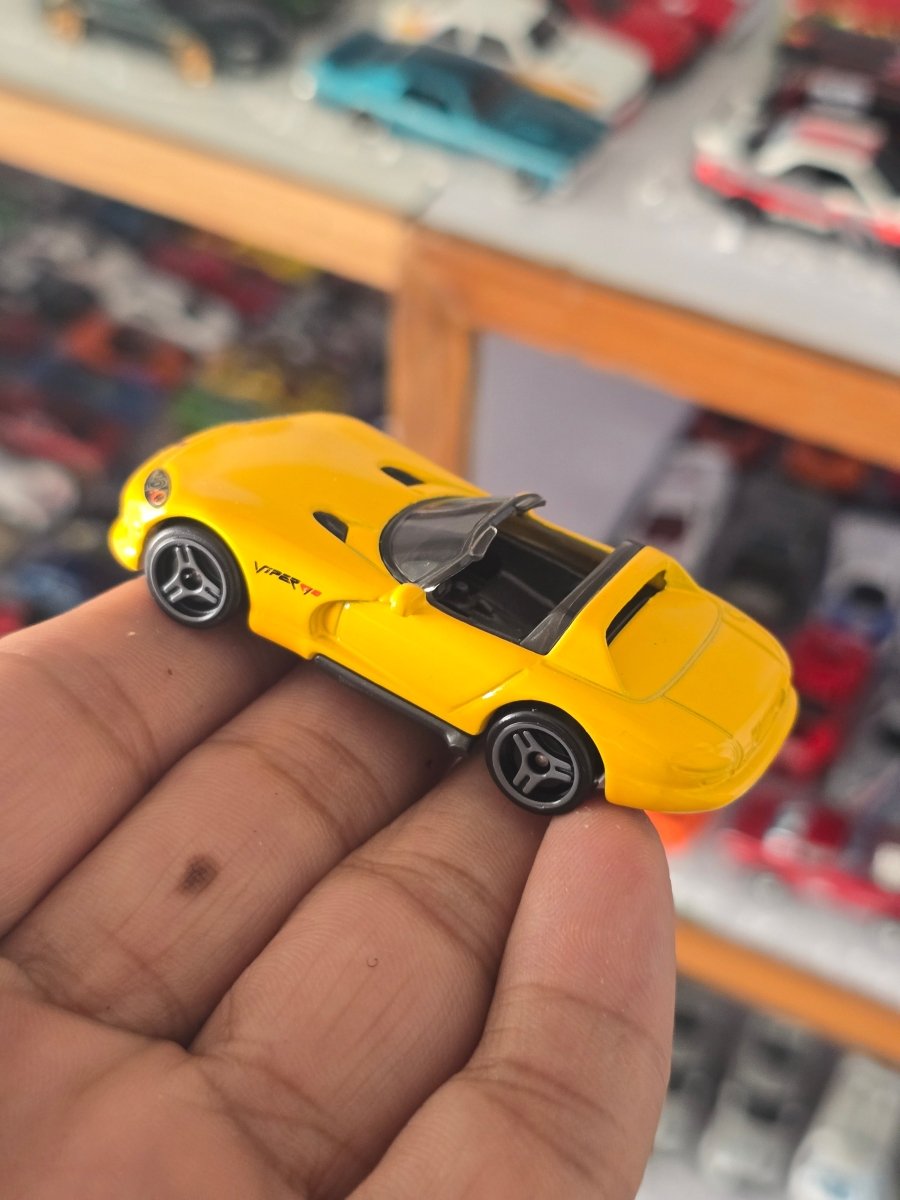 Hot Wheels 1992 Dodge Viper RT/10 - Yellow (Uncarded) - Kinder Logs