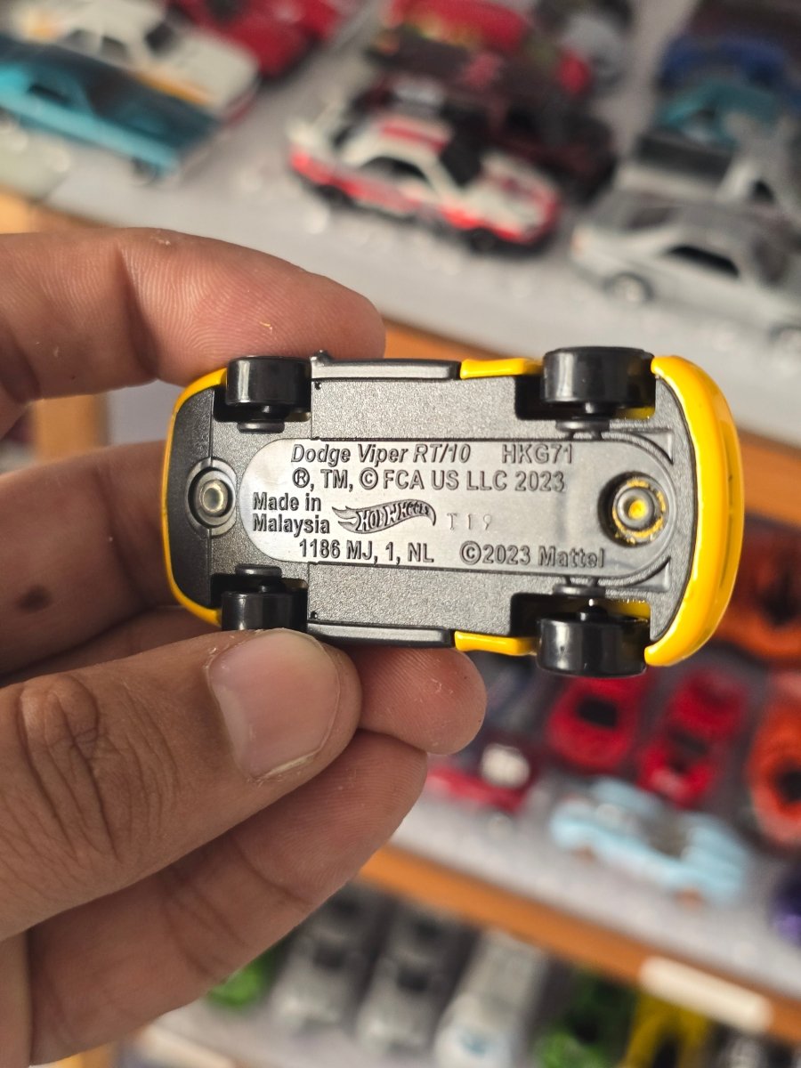 Hot Wheels 1992 Dodge Viper RT/10 - Yellow (Uncarded) - Kinder Logs