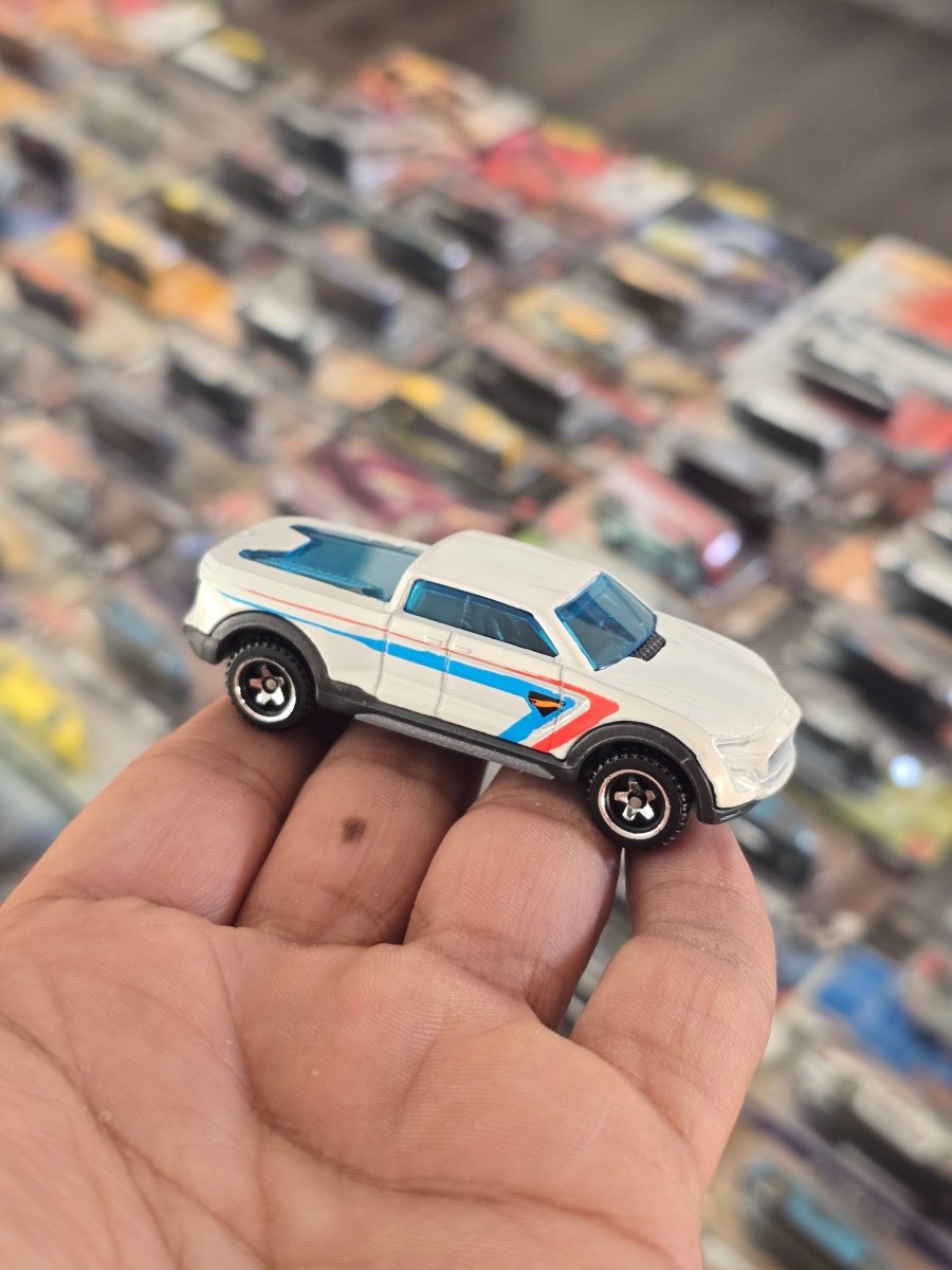 Hot Wheels 2 - Tuff Pickup Truck - Netflix Series (Uncarded) - Kinder Logs