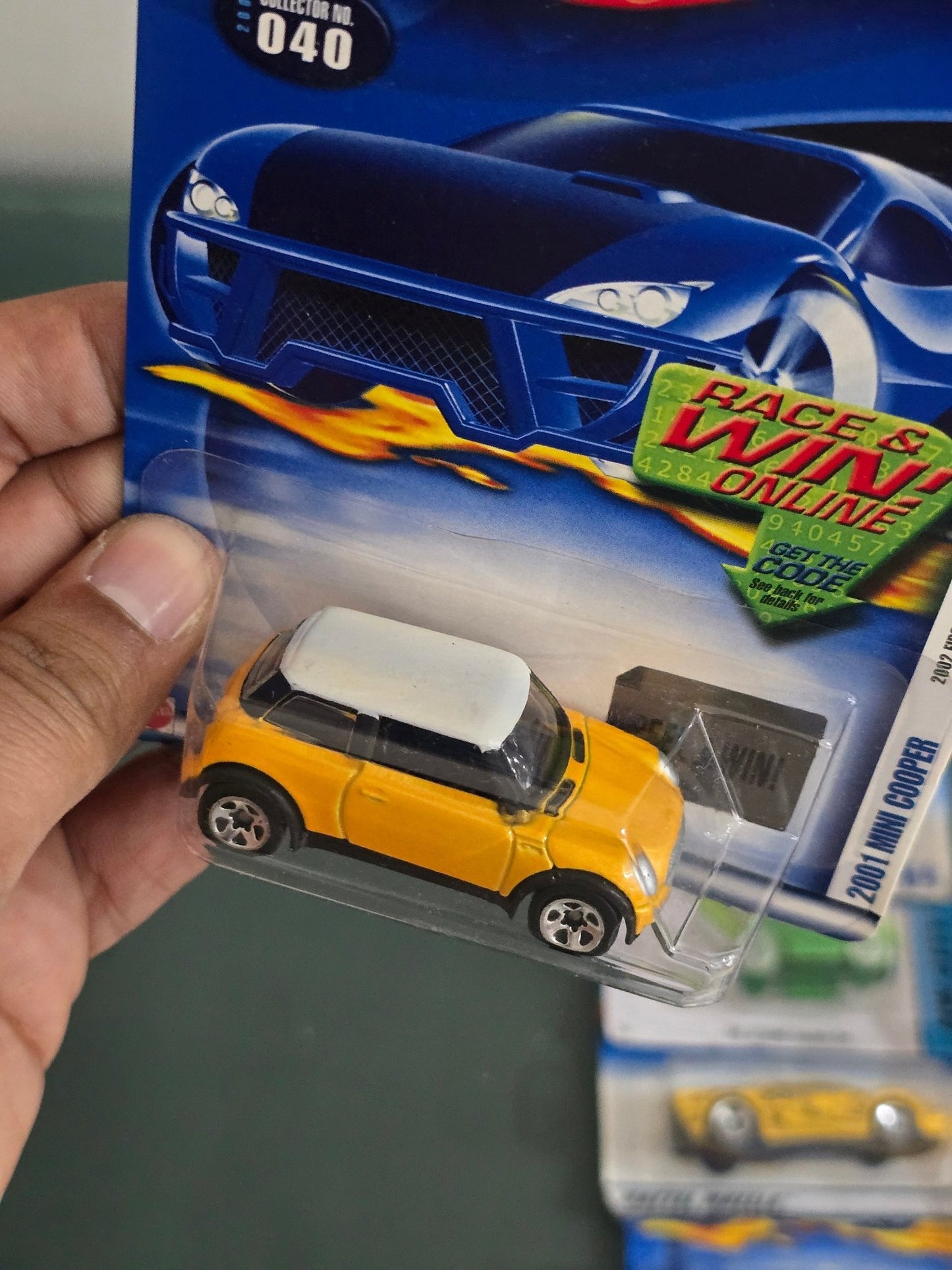 Hot Wheels 2001 Mini Cooper - Collector No. 040 - Kinder Logs