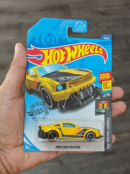 Hot Wheels 2005 Ford Mustang - Yellow (Imported) - Kinder Logs