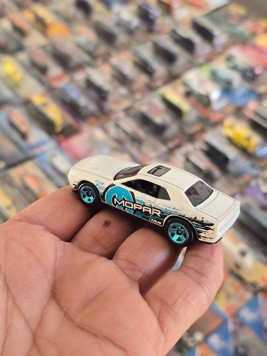 Hot Wheels 2008 Dodge Challenger SRT8 Mopar Edition (Uncarded) - Kinder Logs